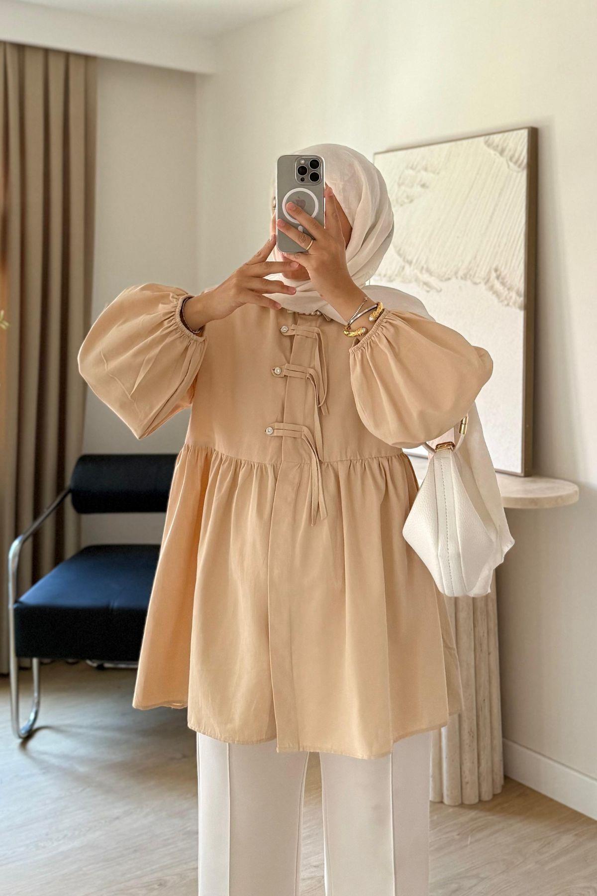 BEJ ÖNÜ TAŞ DETAYLI GÖMLEK