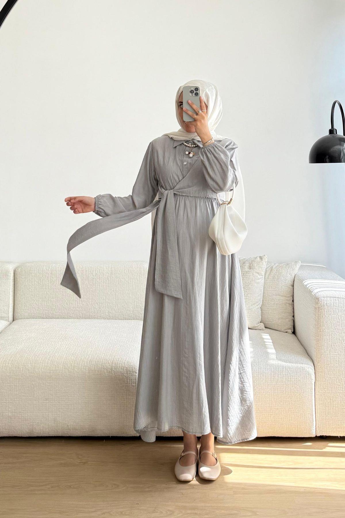 GRİ YANDAN BAĞLAMALI TAŞ DÜĞMELİ TASARIM ELBİSE 