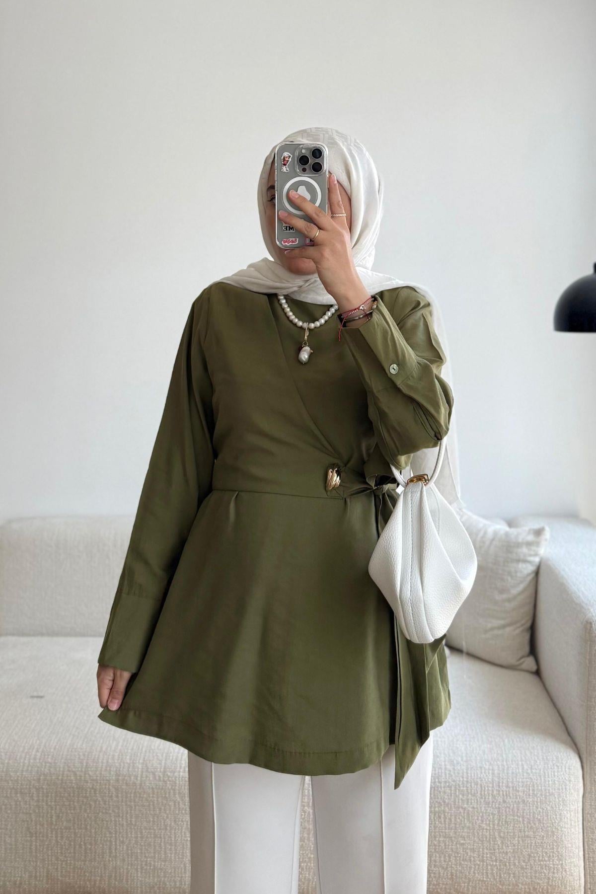 HAKİ BROŞ DETAYLI GÖMLEK