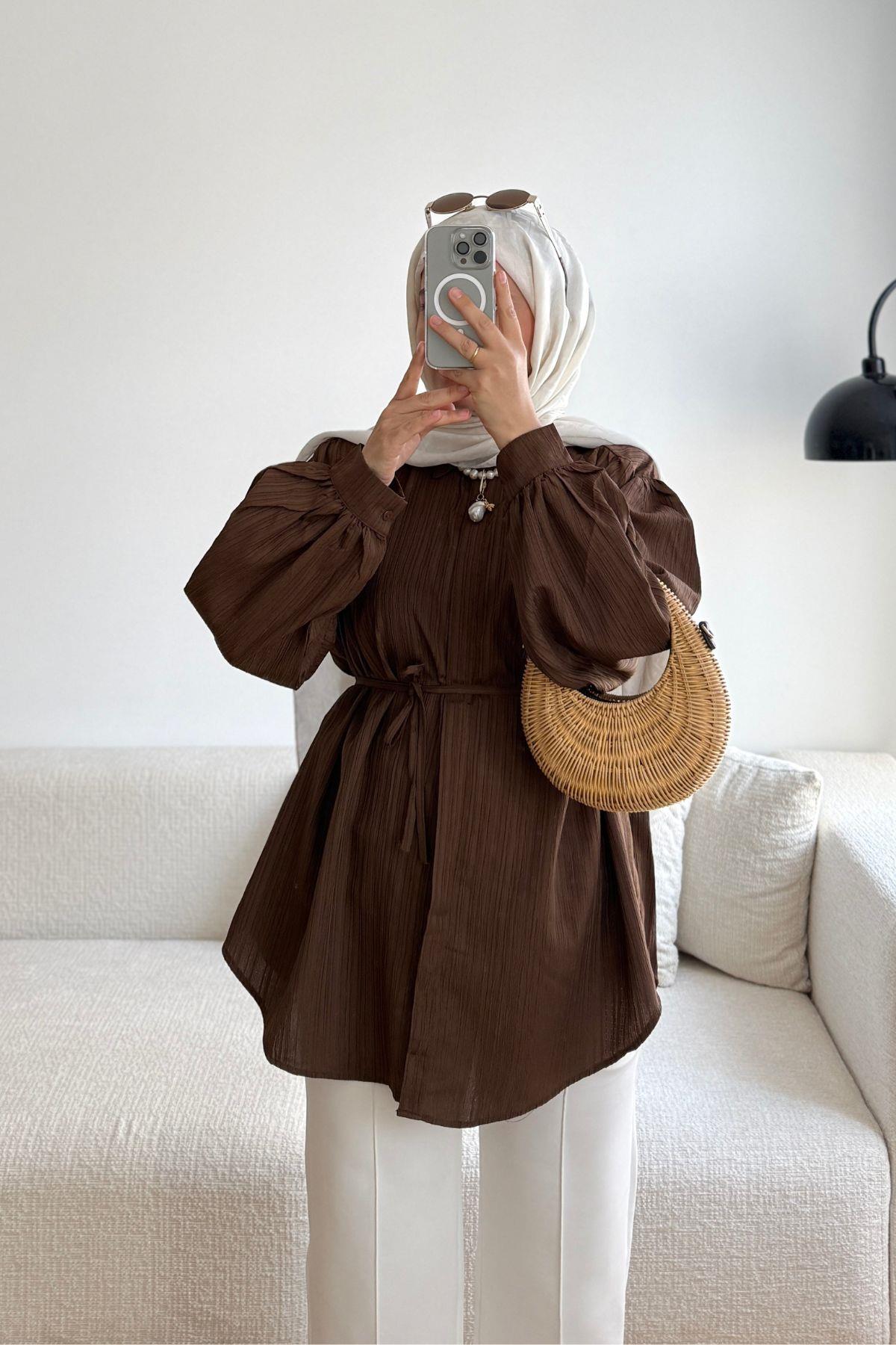 KAHVE GİZLİ PAT KUŞAKLI BASİC GÖMLEK