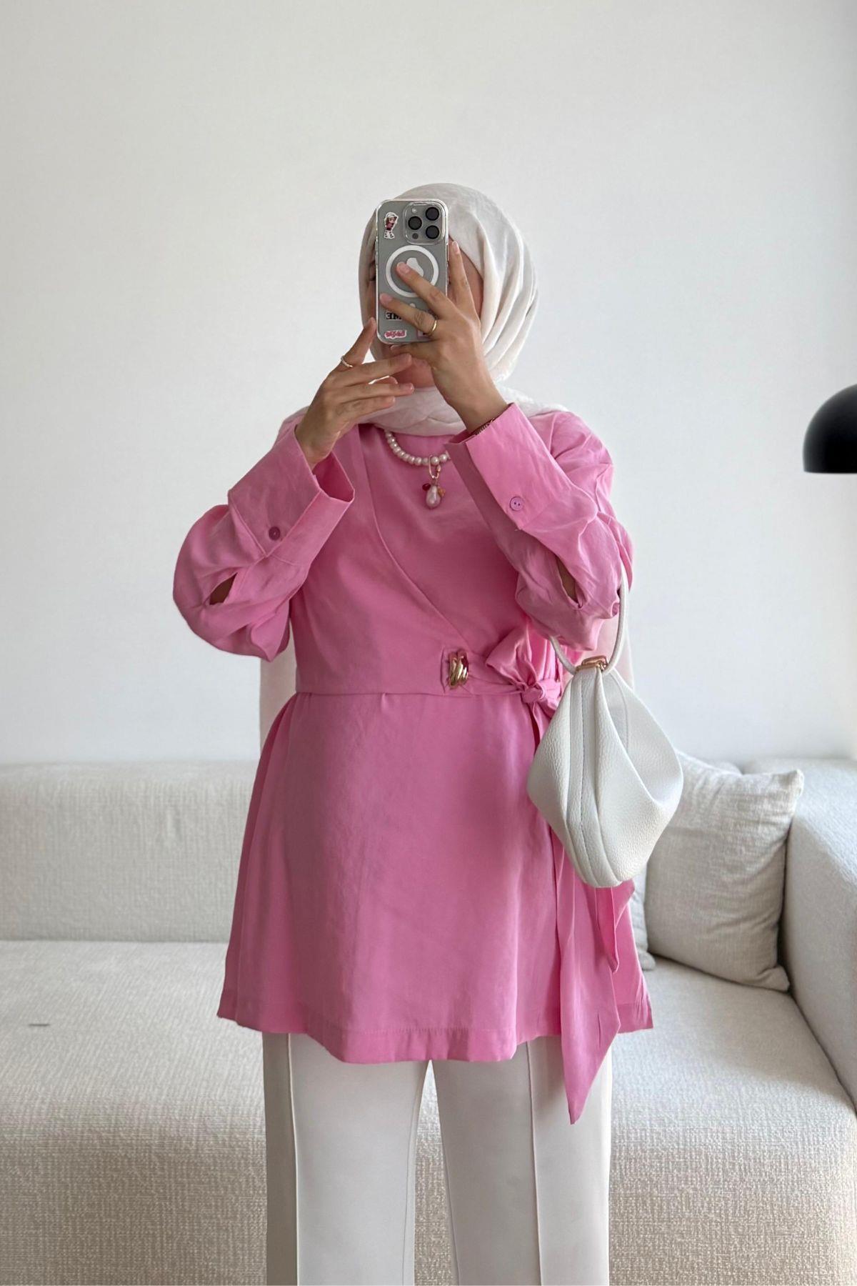 PEMBE BROŞ DETAYLI GÖMLEK