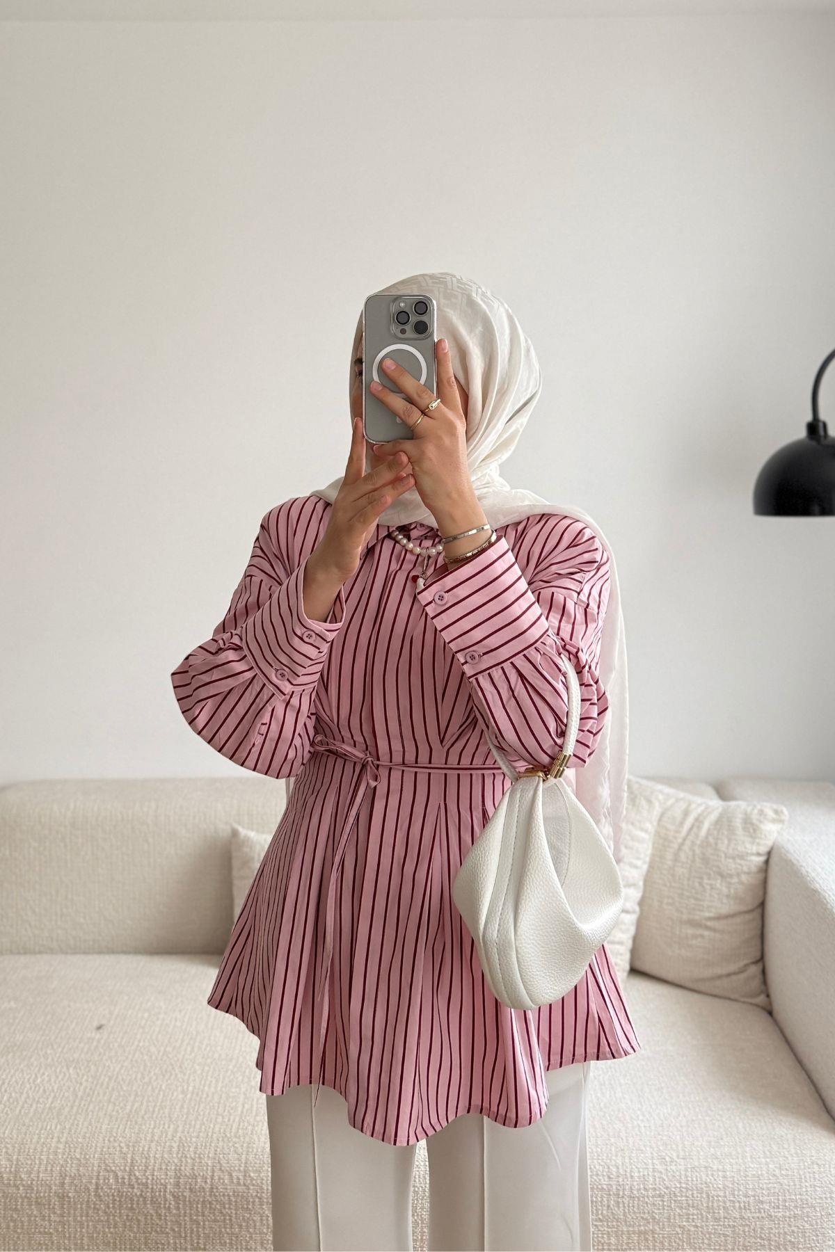 PEMBE ÇİZGİLİ BELİ PENS DETAYLI GÖMLEK