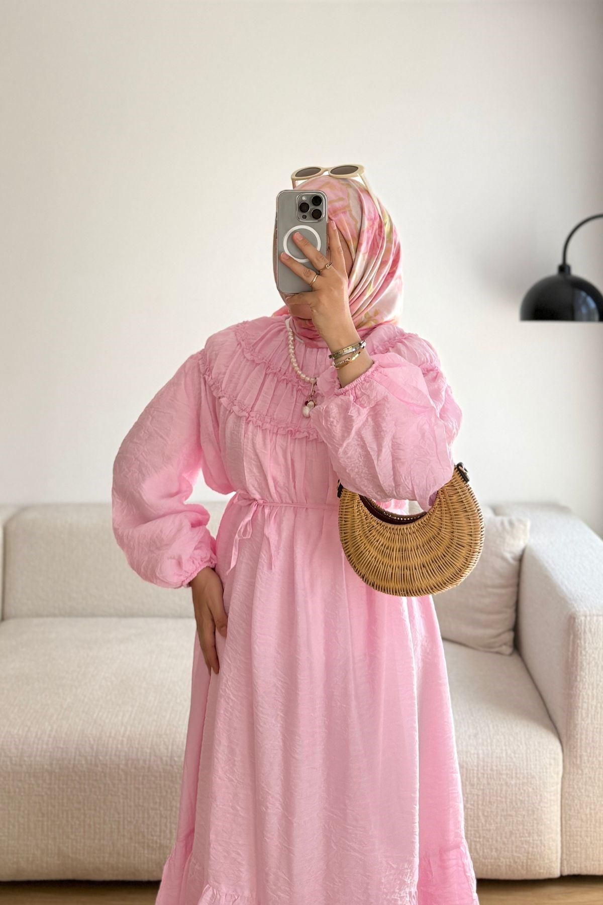 PEMBE ETEĞİ VOLAN DETAYLI ŞİFON ELBİSE