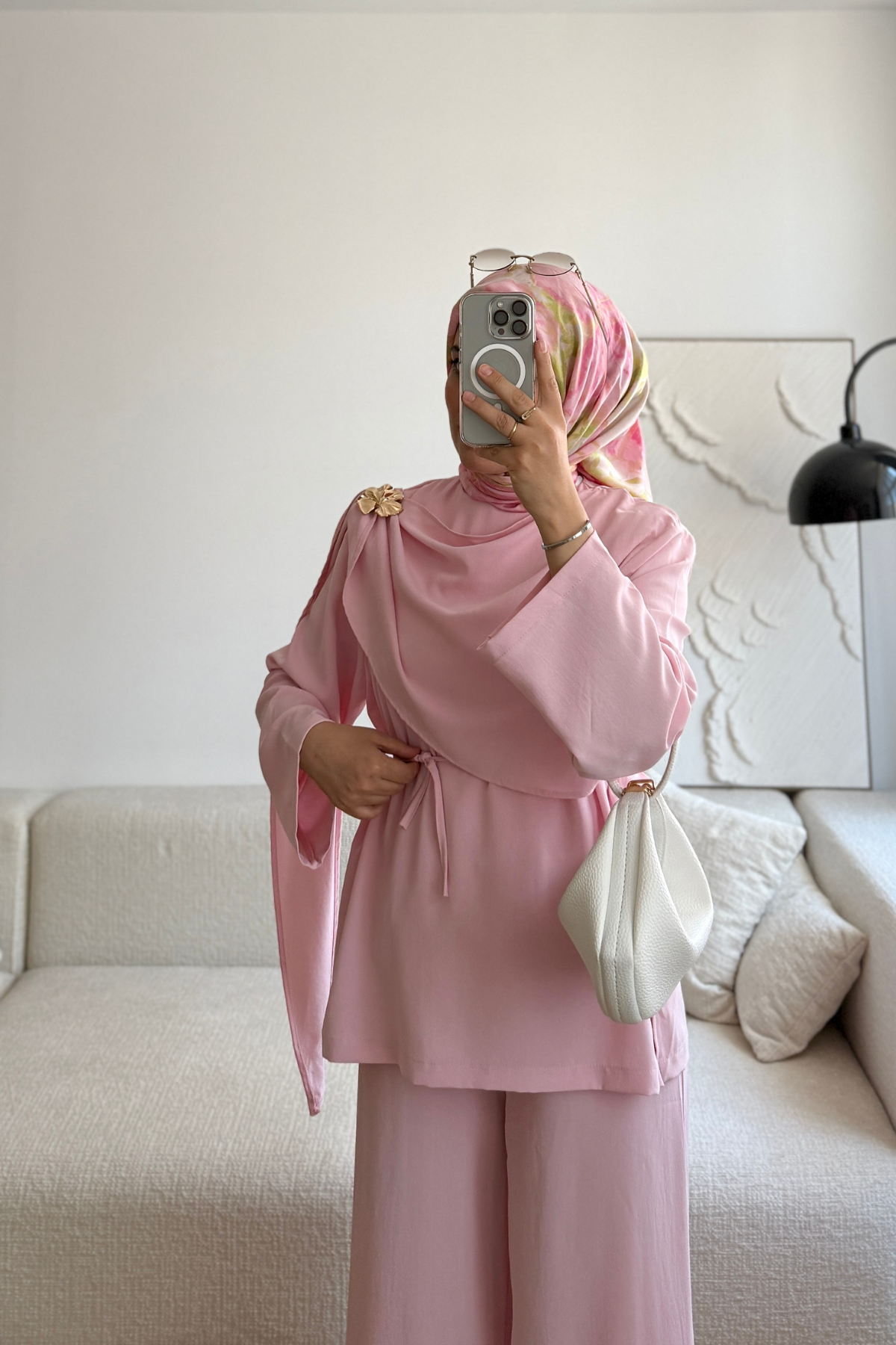 PEMBE LİNDE BROŞLU TAKIM