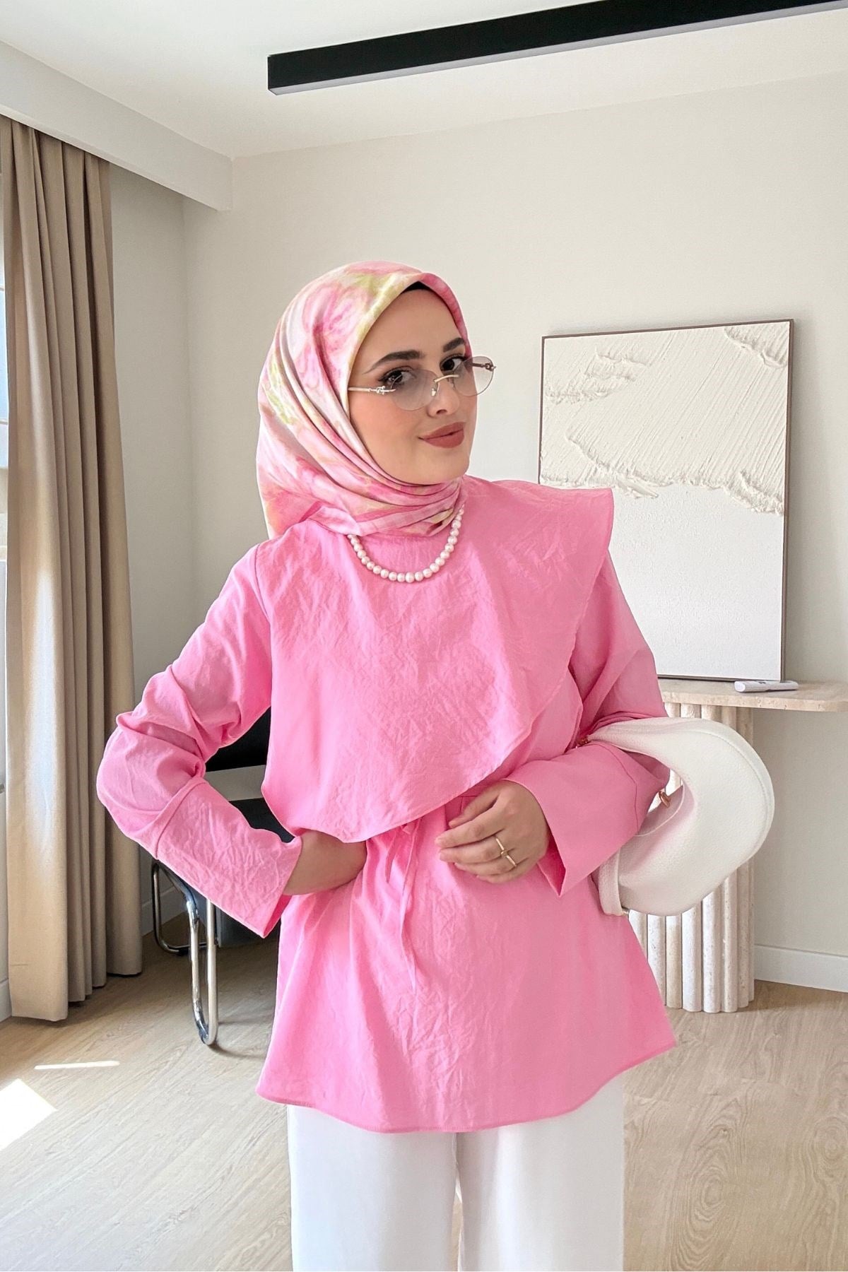 PEMBE ÖNÜ ŞAL DETAYLI KUŞAKLI BLUZ