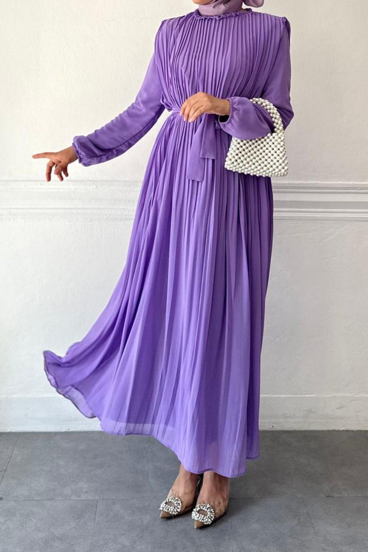 PİLİSELİ LİLA ŞİFON ELBİSE