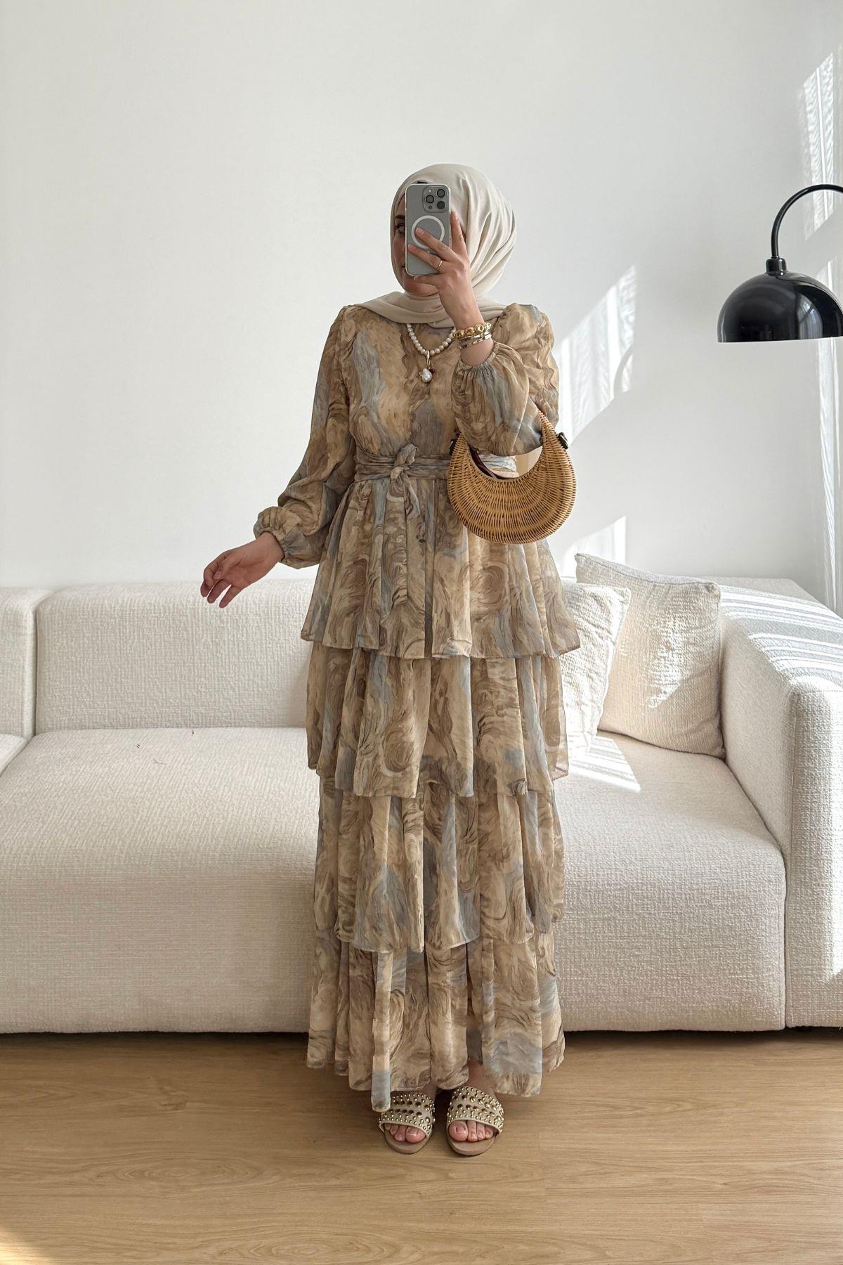 SARI ETEĞİ KAT DETAYLI ELBİSE