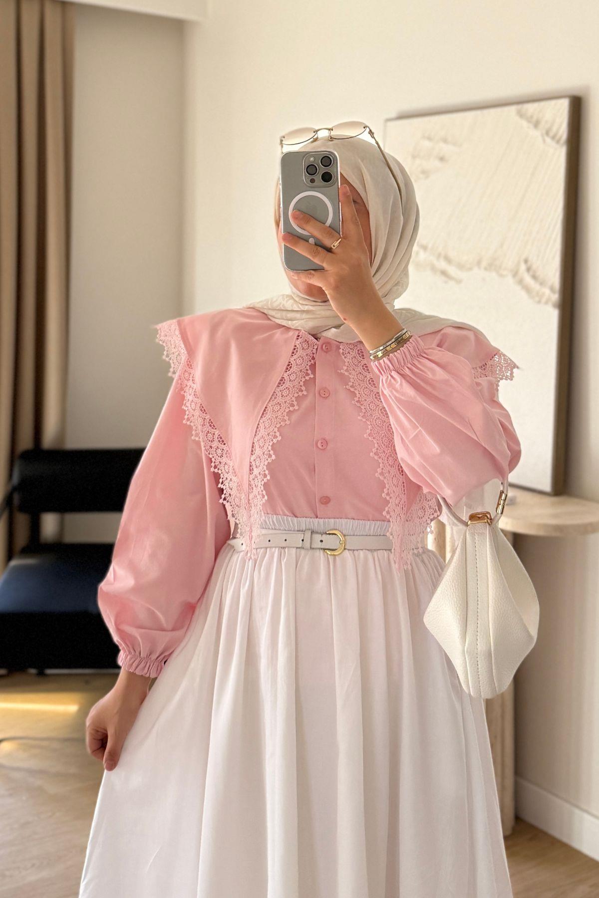 TOZ PEMBE PERRİ DANTEL YAKA KUŞAKLI GÖMLEK