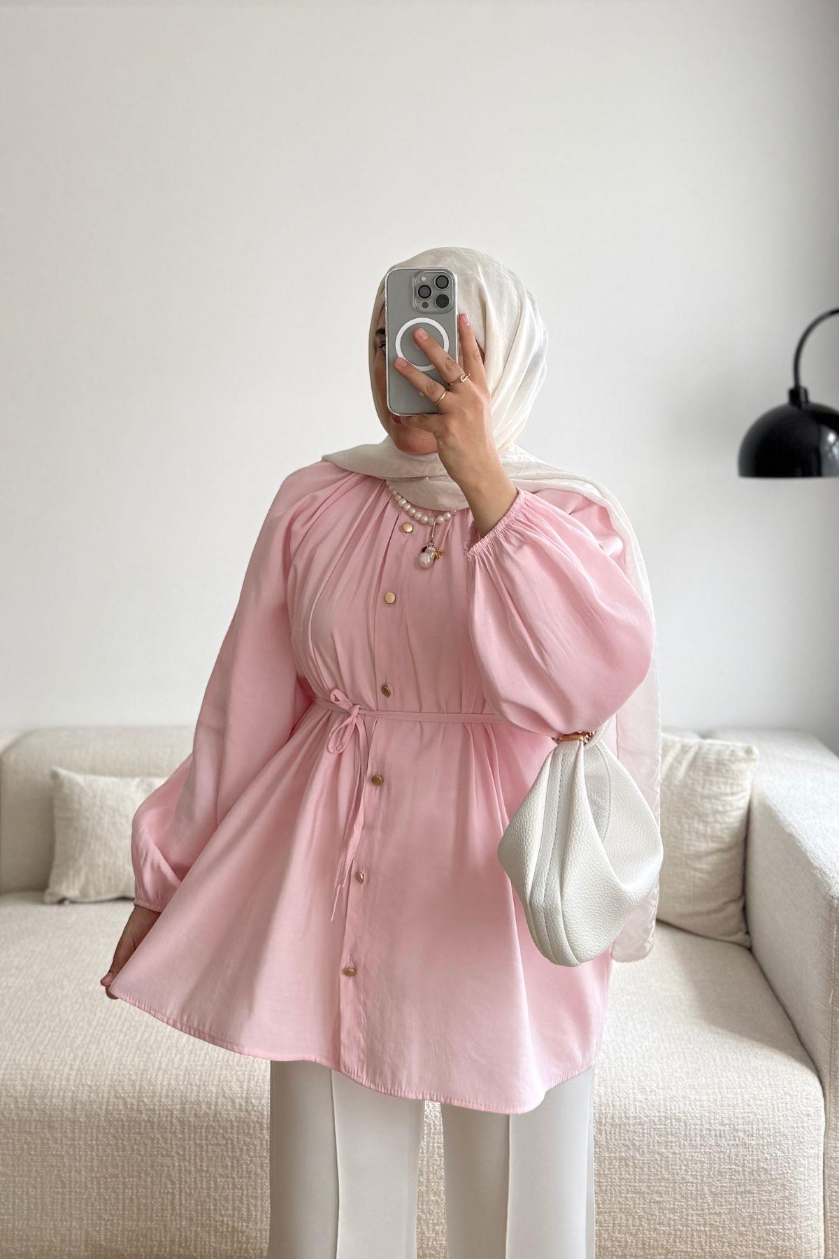 TOZ PEMBE YAKASI FIRFIRLI GOLD DÜĞMELİ OVERSİZE GÖMLEK