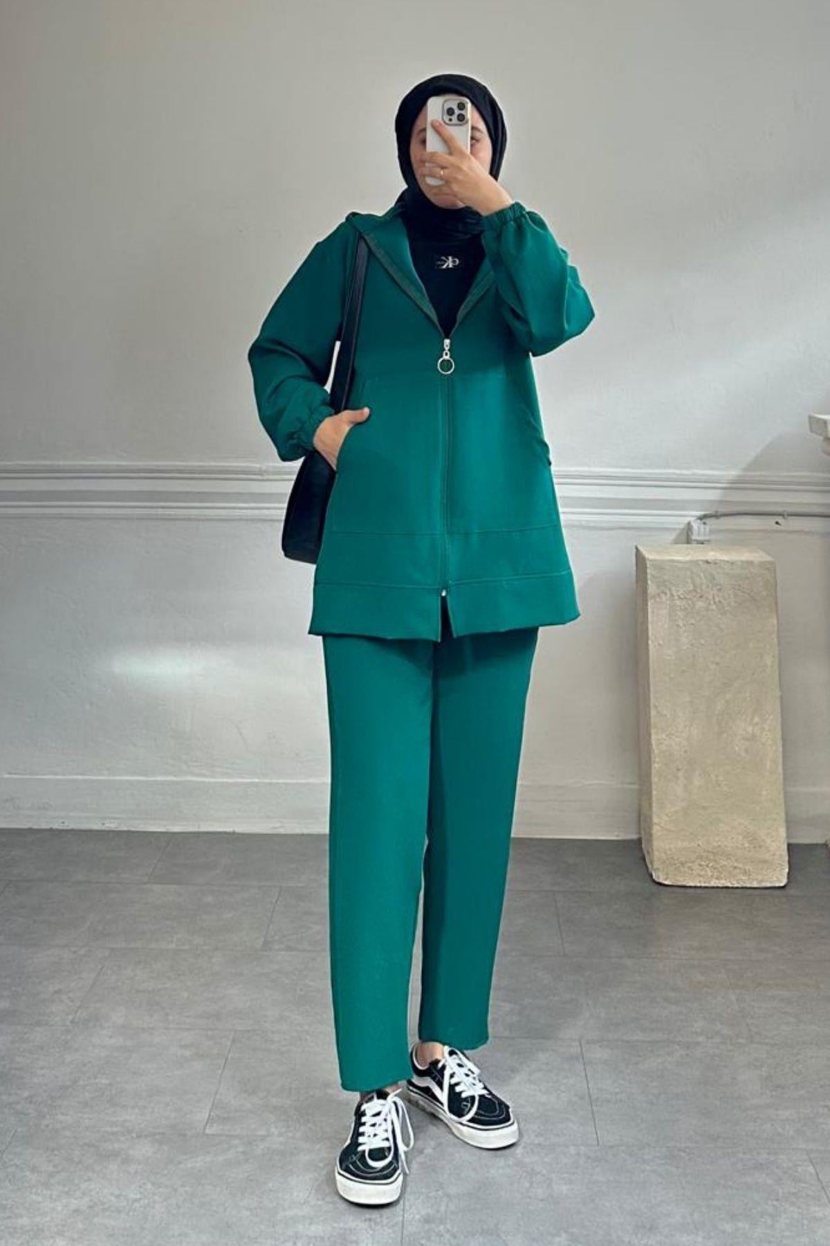 YEŞİL KAPÜŞONLU TAKIM