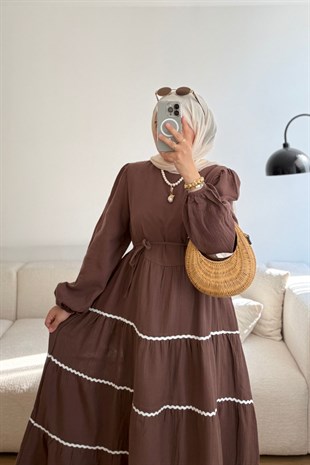 KAHVE ETEĞİ BİYELİ ELBİSE