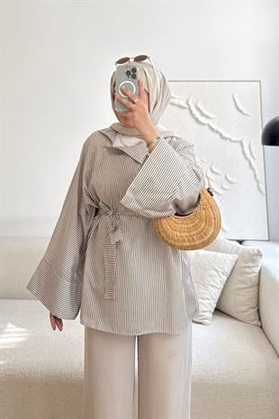 KAHVE YAKASI YANDAN DÜĞMELİ ÇİZGİLİ GÖMLEK