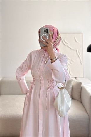 PEMBE KUŞ GÖZÜ KEMERLİ ELBİSE