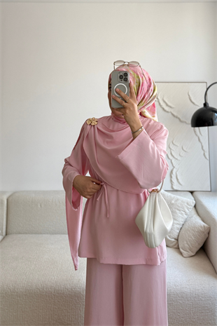 PEMBE LİNDE BROŞLU TAKIM