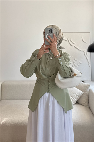 YEŞİL BEL DETAYLI TOP DÜĞMELİ GÖMLEK