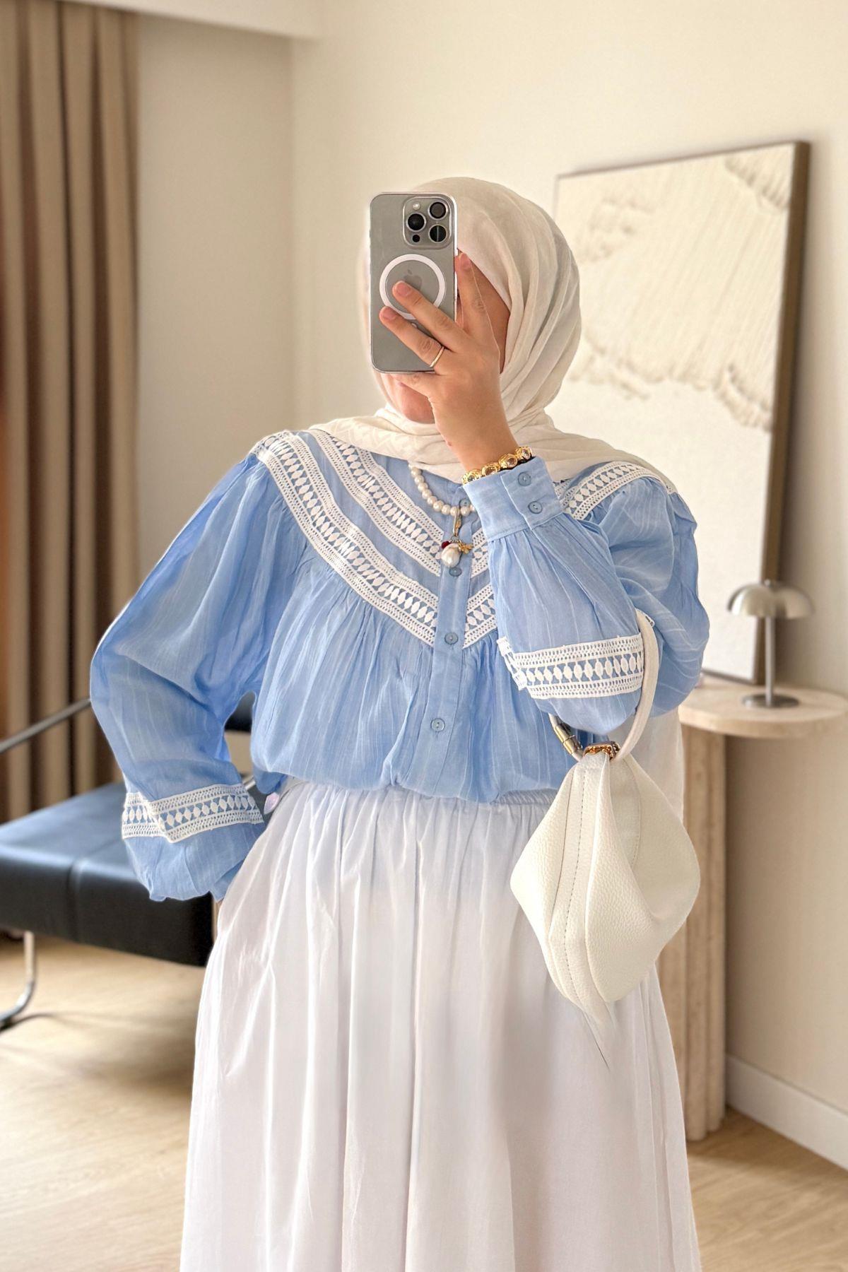 BEBE MAVİ BEYAZ DANTELLİ GÖMLEK