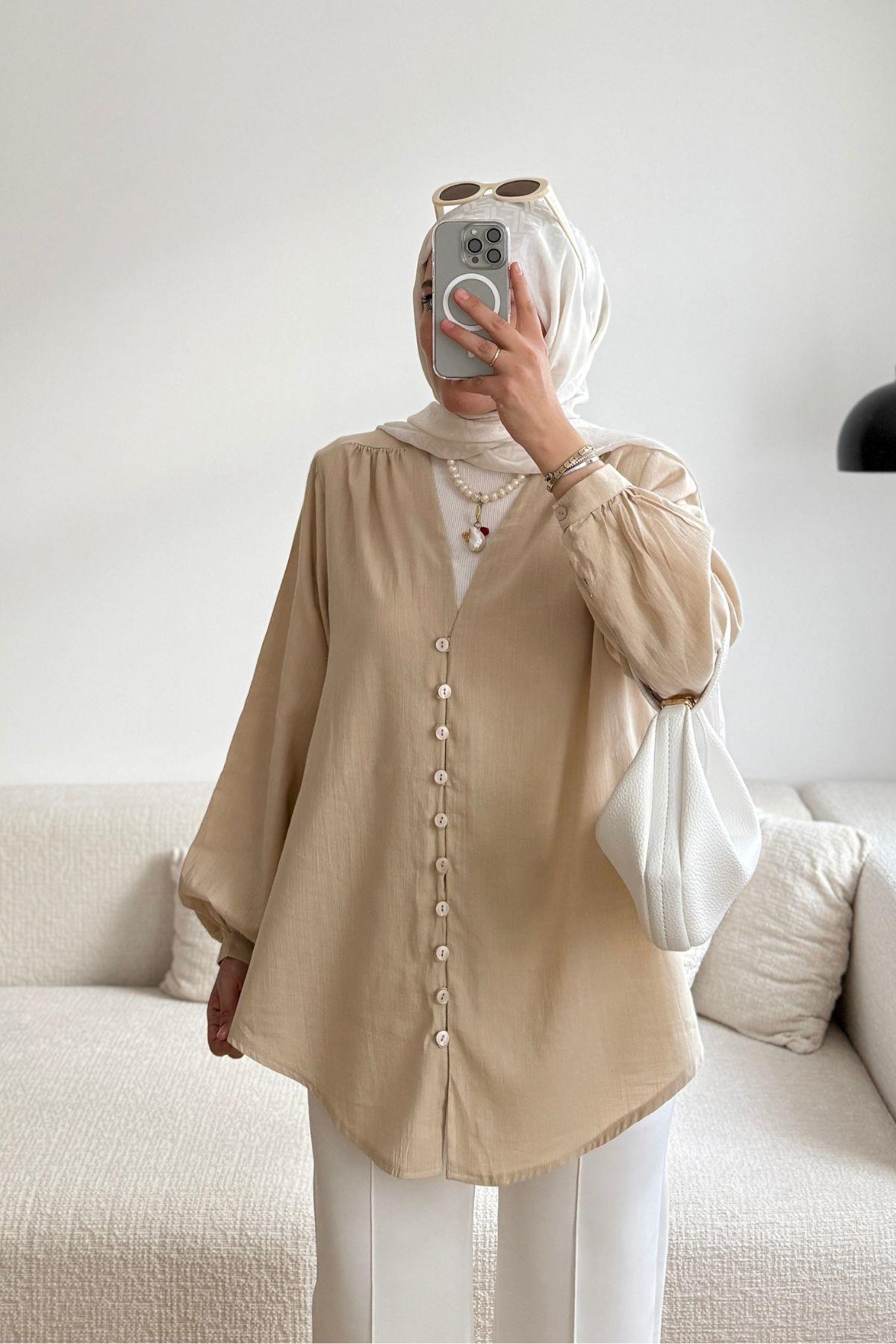 BEJ BRİT DÜGMELİ GÖMLEK