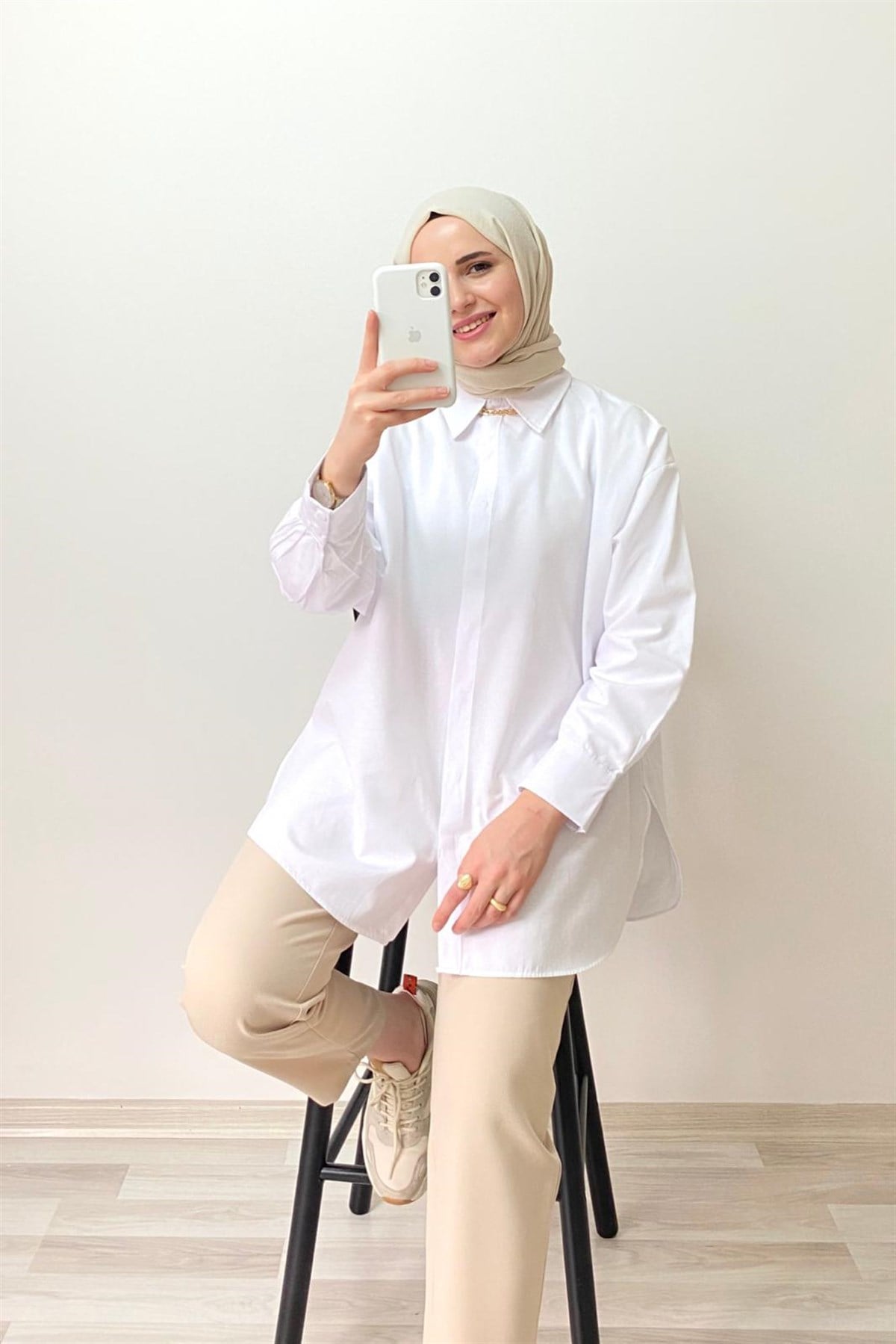 BEYAZ GİZLİ DÜĞMELİ BASİC GÖMLEK