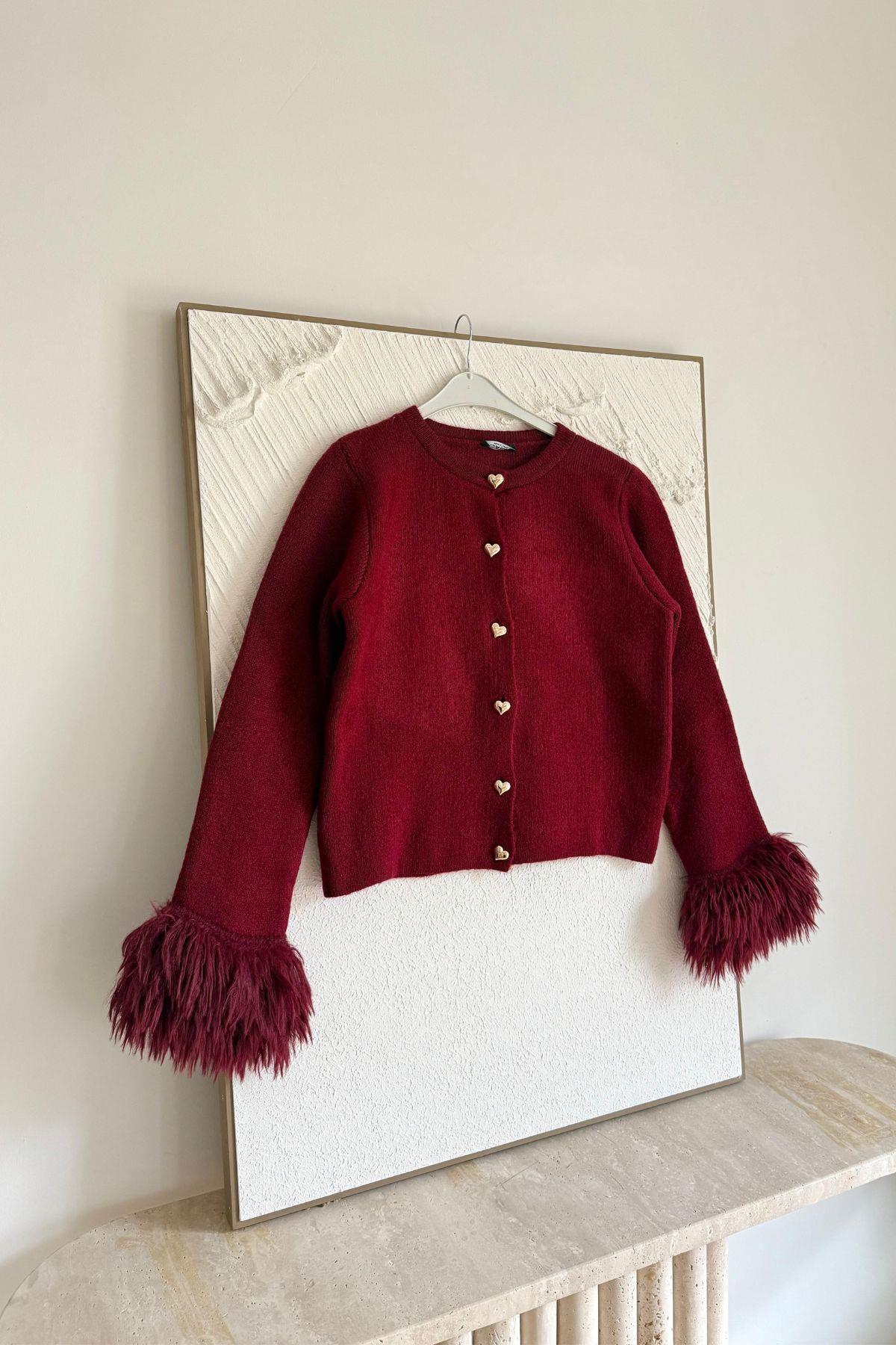 BORDO KOLU PELUŞ DETAYLI KALP DÜĞMELİ TRİKO HIRKA
