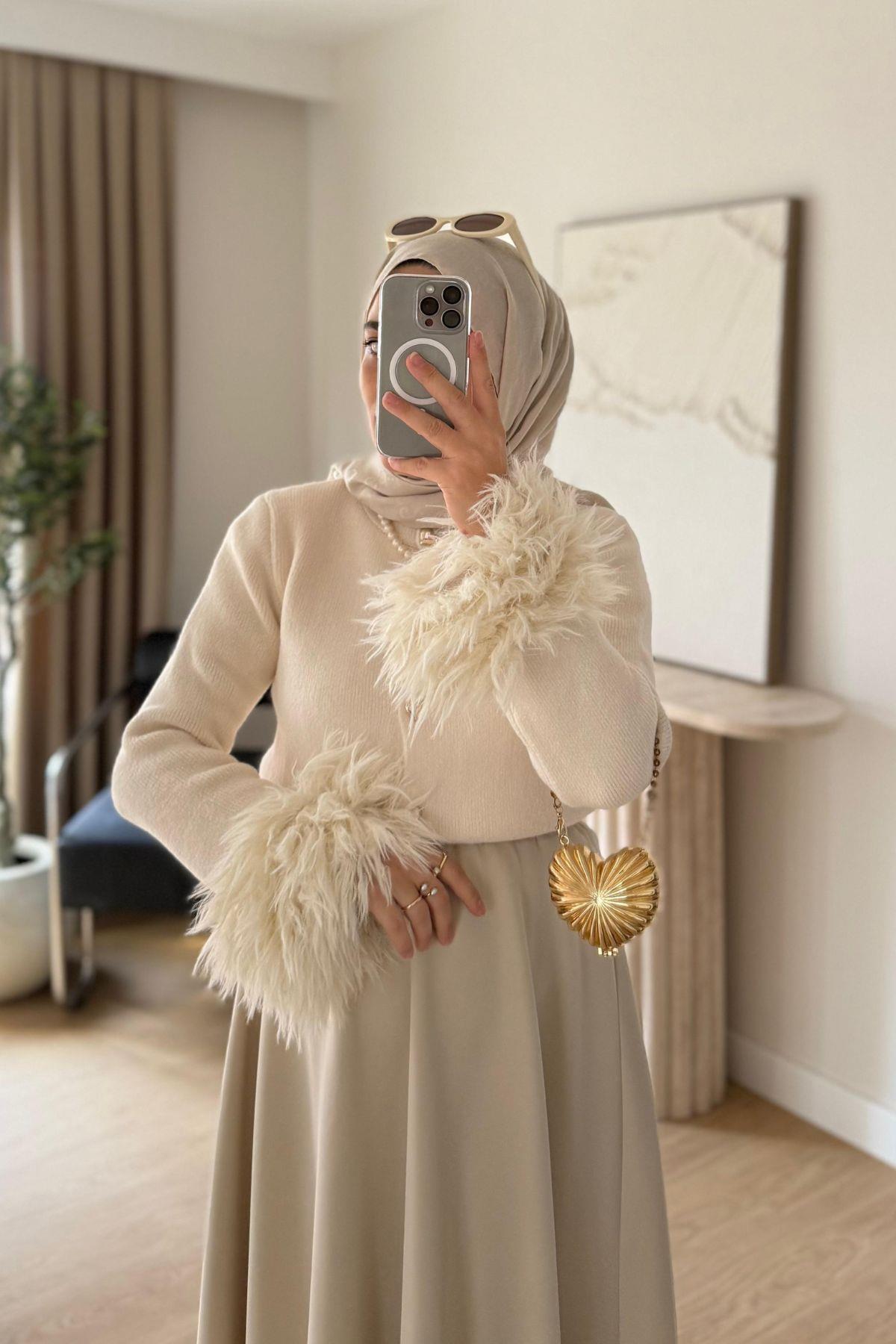 EKRU KOLU PELUŞ DETAYLI KALP DÜĞMELİ TRİKO HIRKA