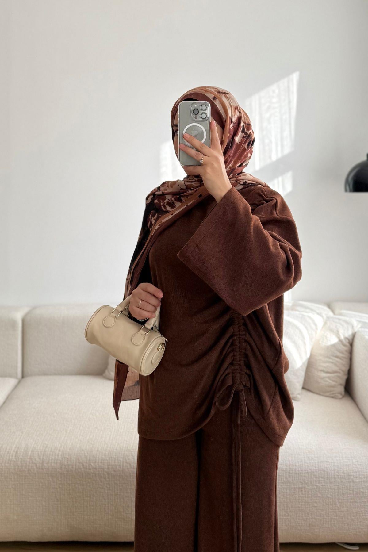 KAHVE BLUZU YANDAN BÜZGÜLÜ TAKIM 