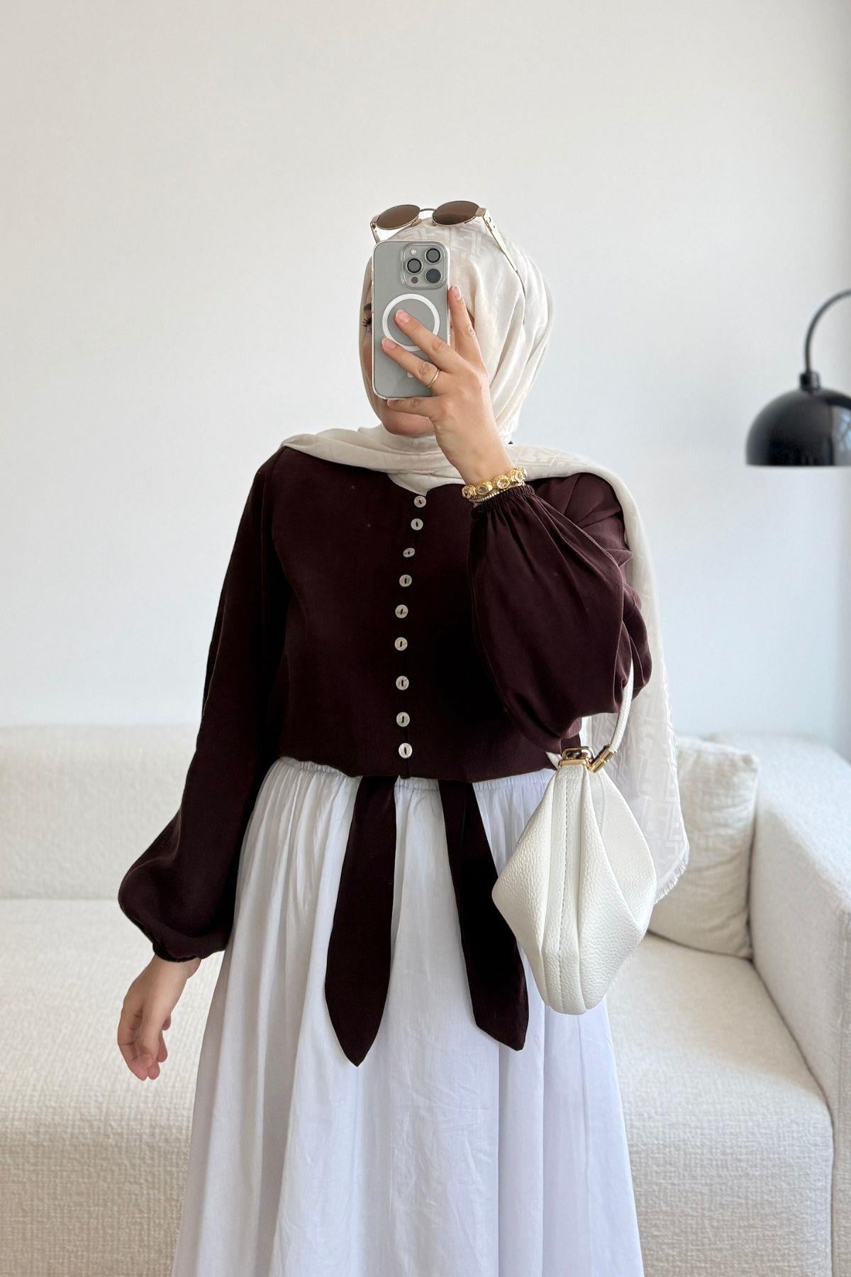 KAHVE BRİT DÜĞLMELİ KURDELELİ KISA GÖMLEK