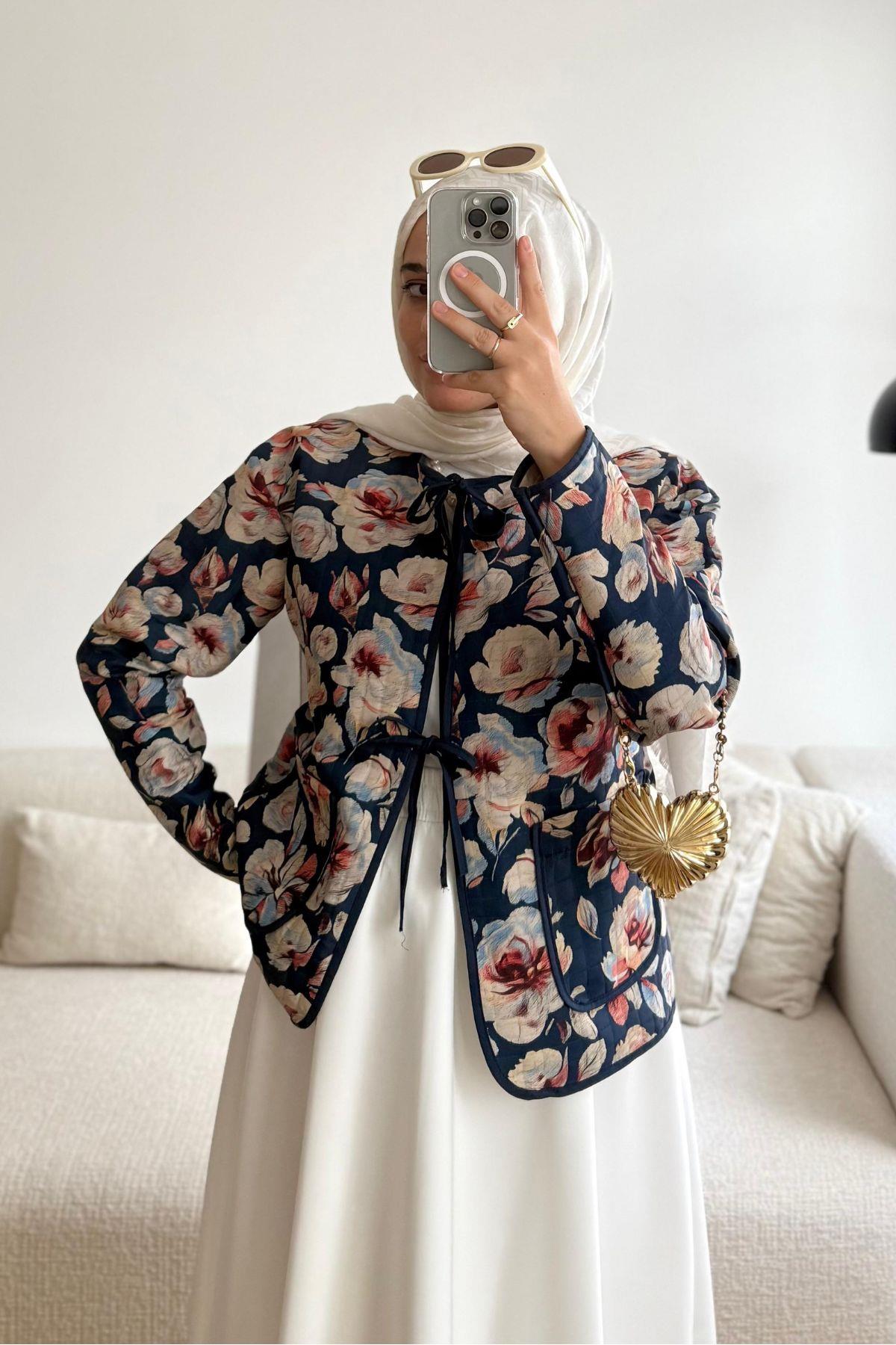 LACİVERT ÇİÇEKLİ ÖNDEN İKİ BAĞLAMALI KAPİTONE CEKET