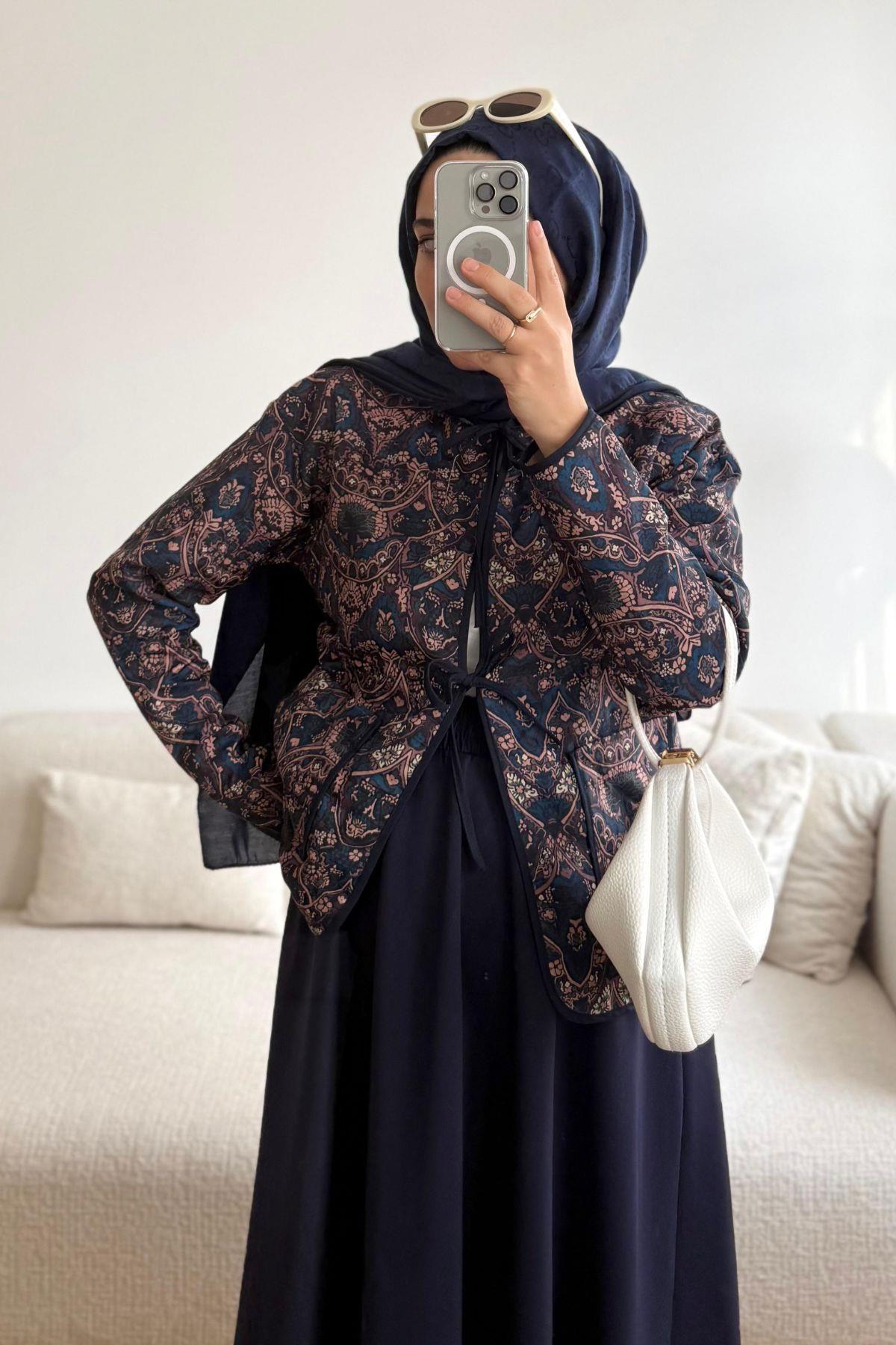 LACİVERT ETNİK DESENLİ ÖNDEN İKİ BAĞLAMALI KAPİTONE CEKET