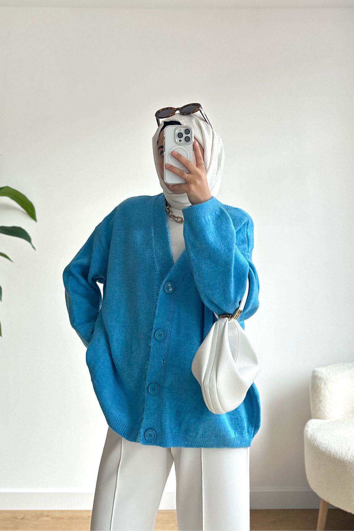 MAVİ ÖNÜ DÜĞMELİ TRİKO HIRKA