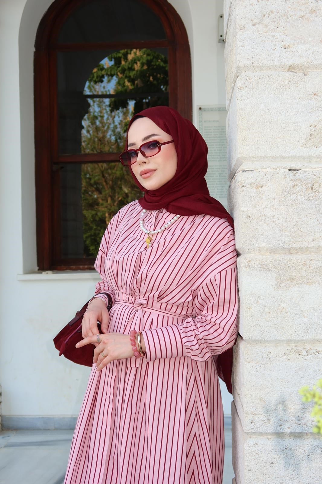 PEMBE BELDEN OTURTMALI ÇİZGİLİ ELBİSE