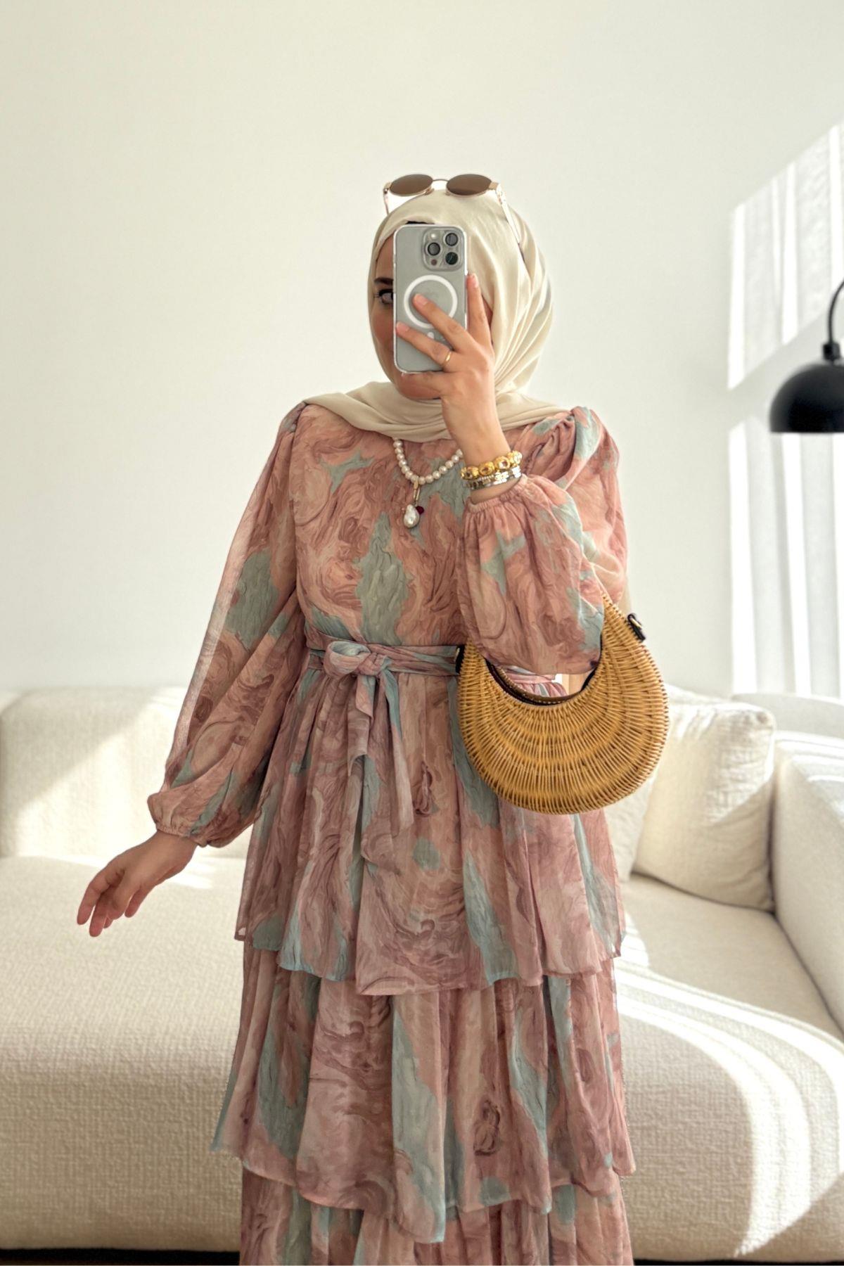 PEMBE ETEĞİ KAT DETAYLI ELBİSE