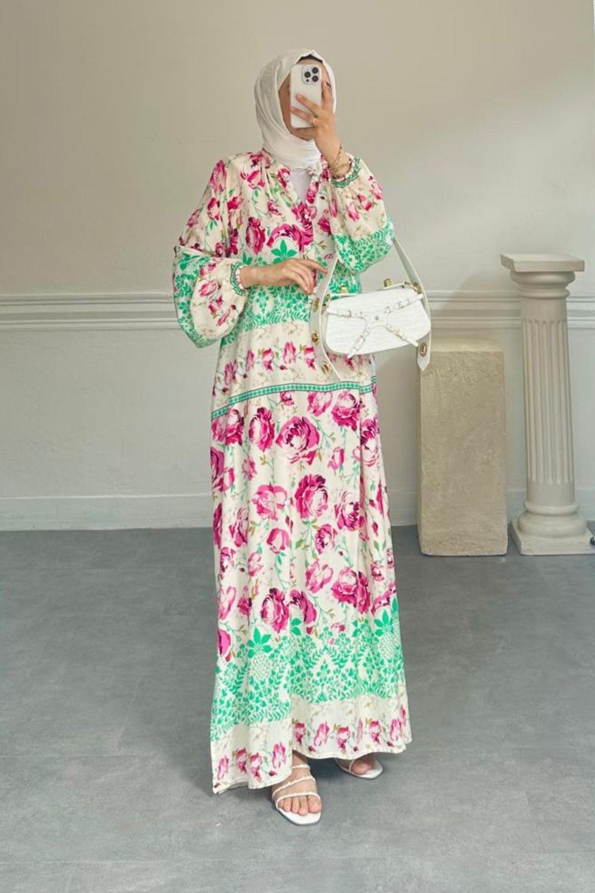 PEMBE GÜL DESENLİ ELBİSE