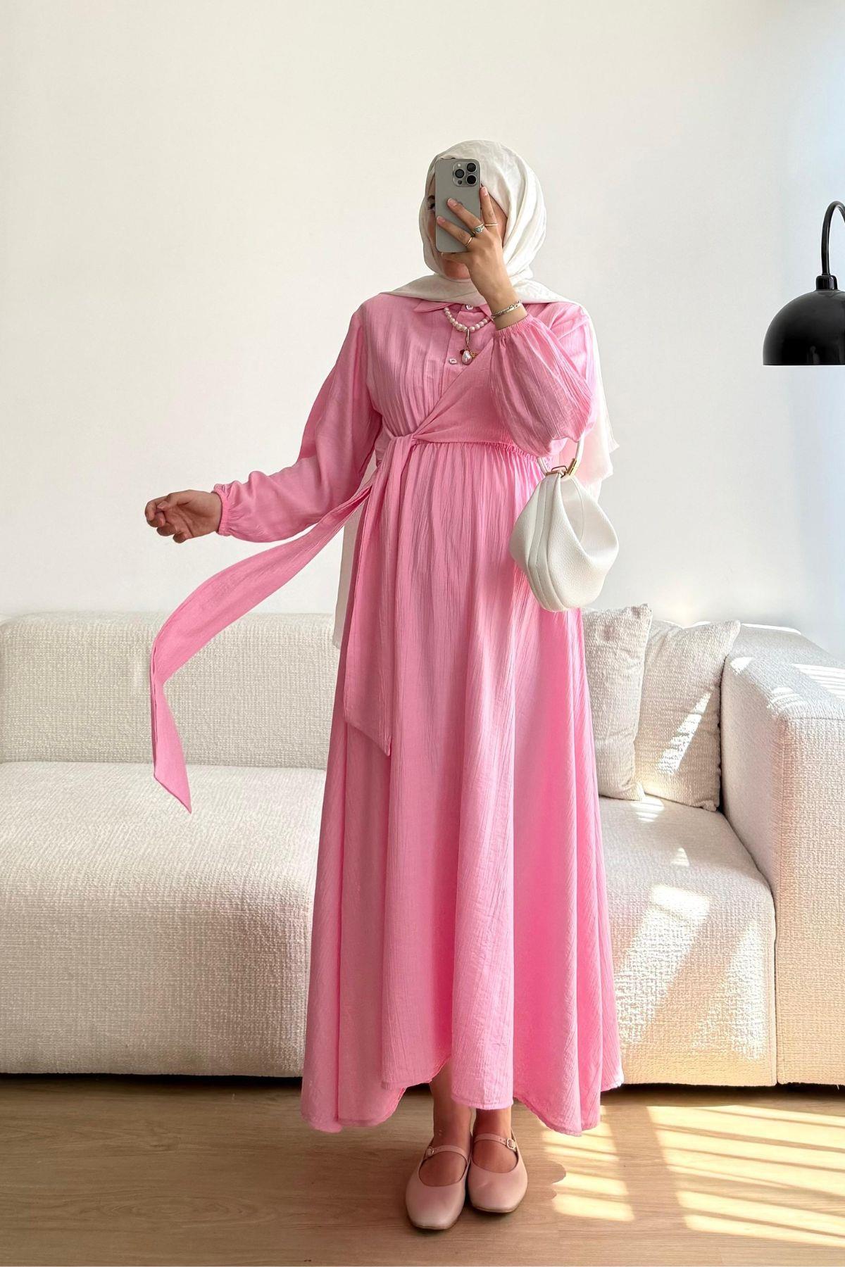 PEMBE YANDAN BAĞLAMALI TAŞ DÜĞMELİ TASARIM ELBİSE 