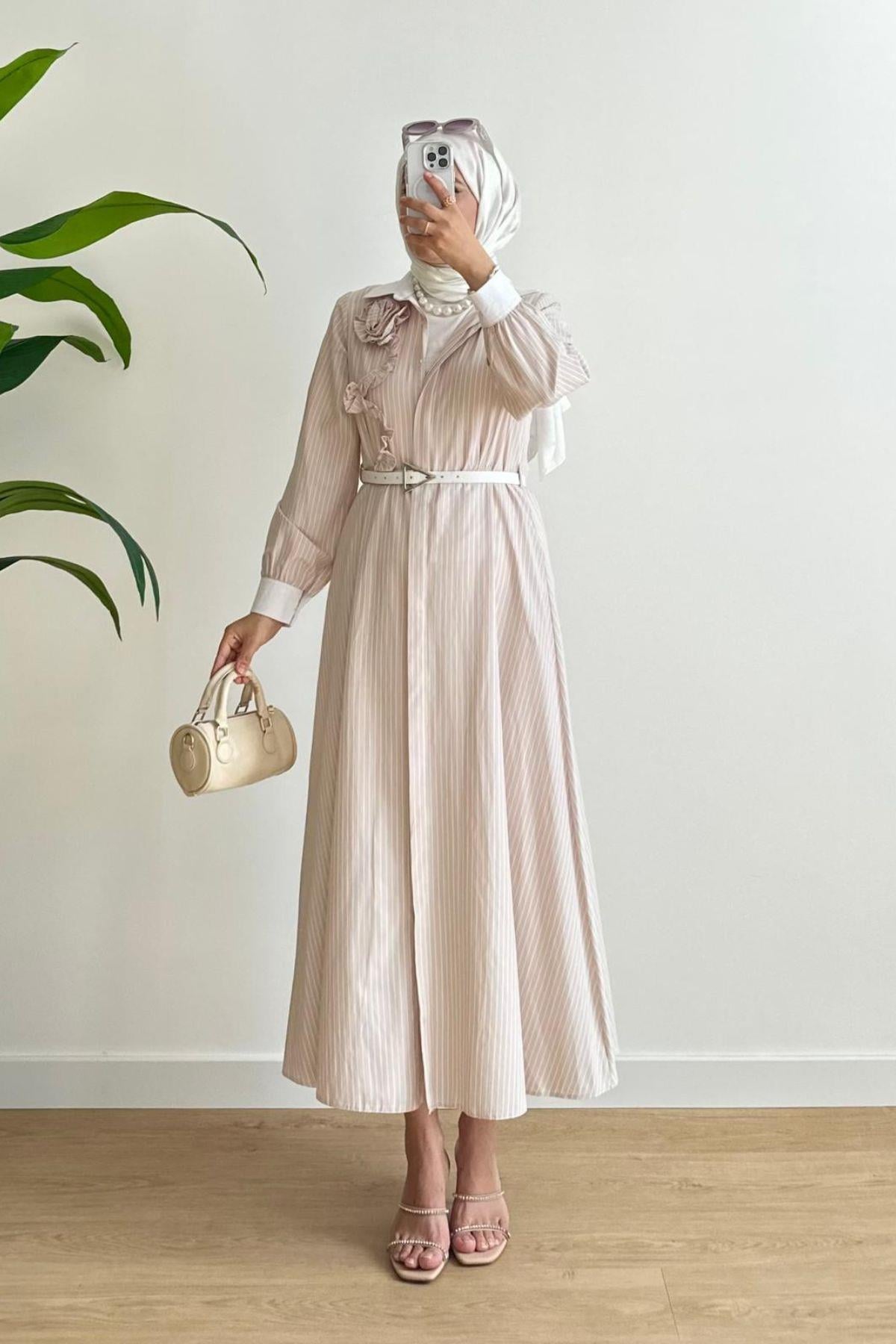 ROZİ BEJ YAKA DANTEL DETAYLI ELBİSE