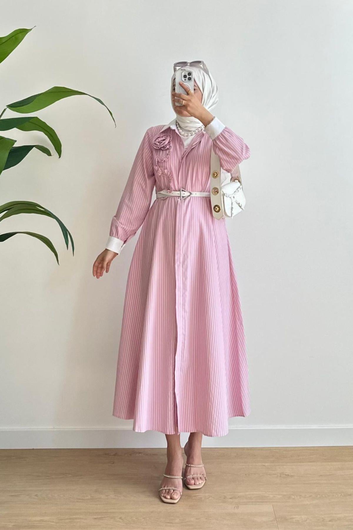ROZİ PEMBE YAKA DANTEL DETAYLI LACİVERT ELBİSE