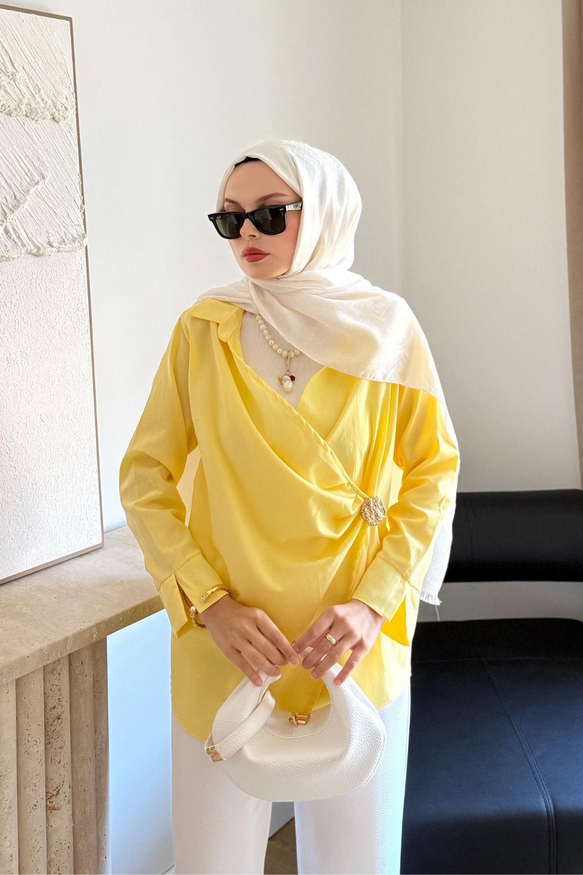 SARI ASİMETRİK KESİM BROŞ DETAYLI GÖMLEK