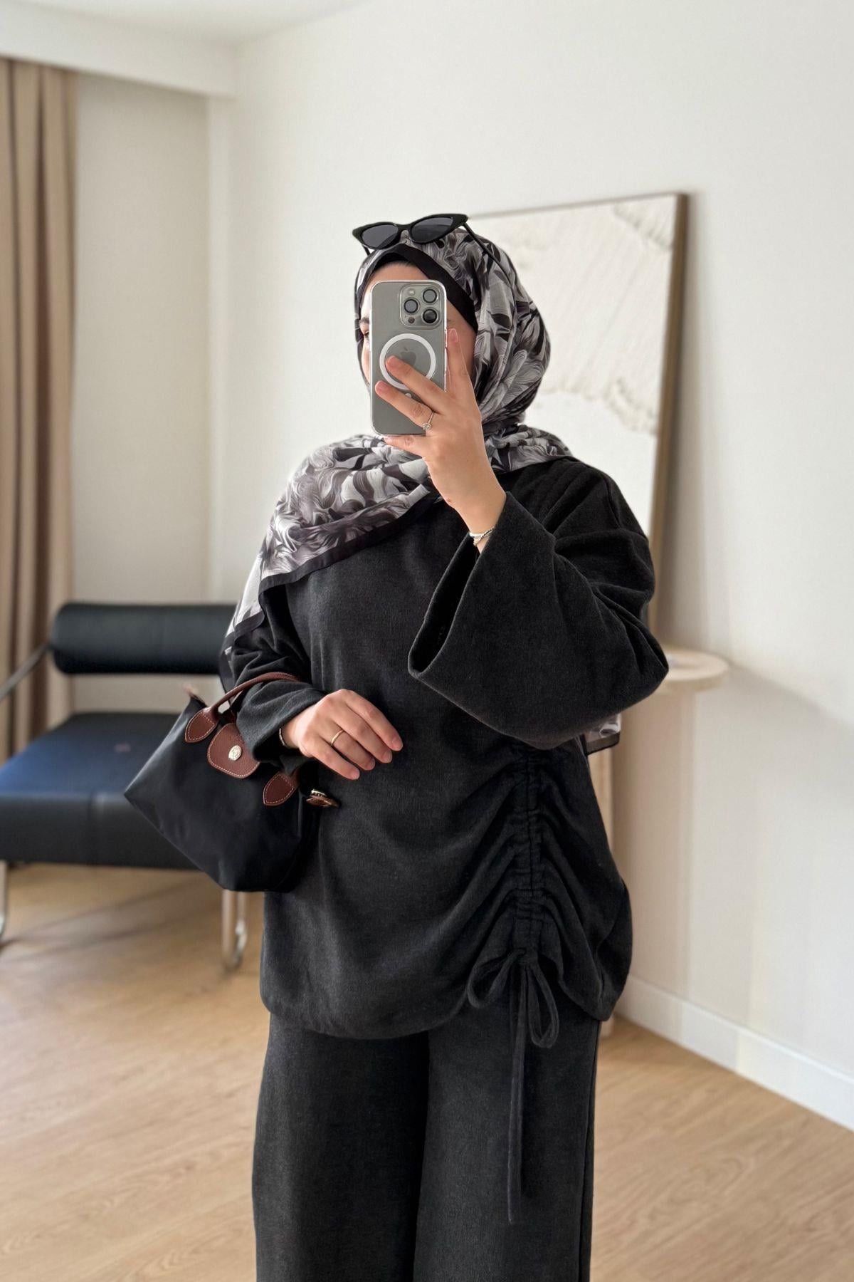 SİYAH BLUZU YANDAN BÜZGÜLÜ TAKIM 