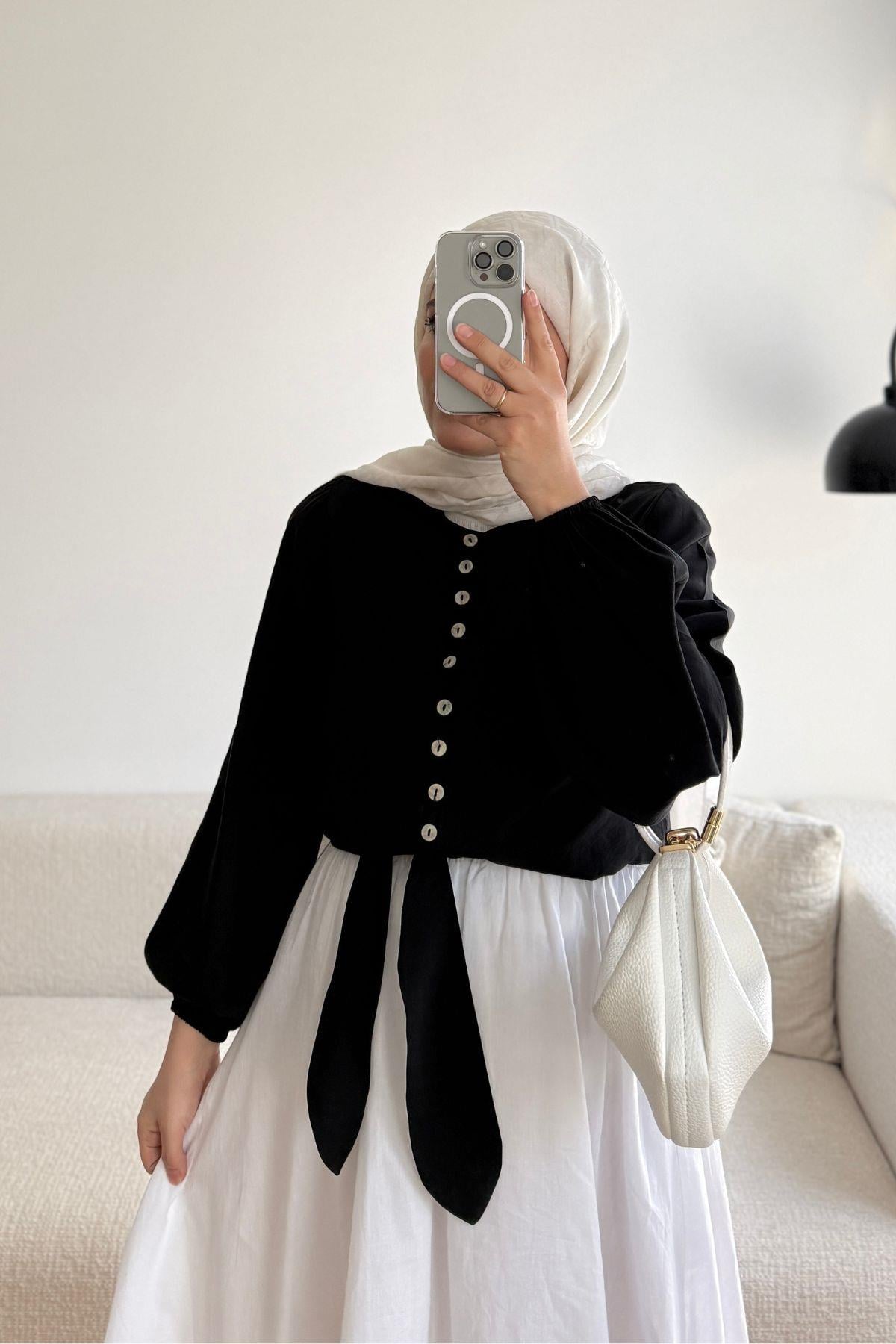 SİYAH BRİT DÜĞLMELİ KURDELELİ KISA GÖMLEK