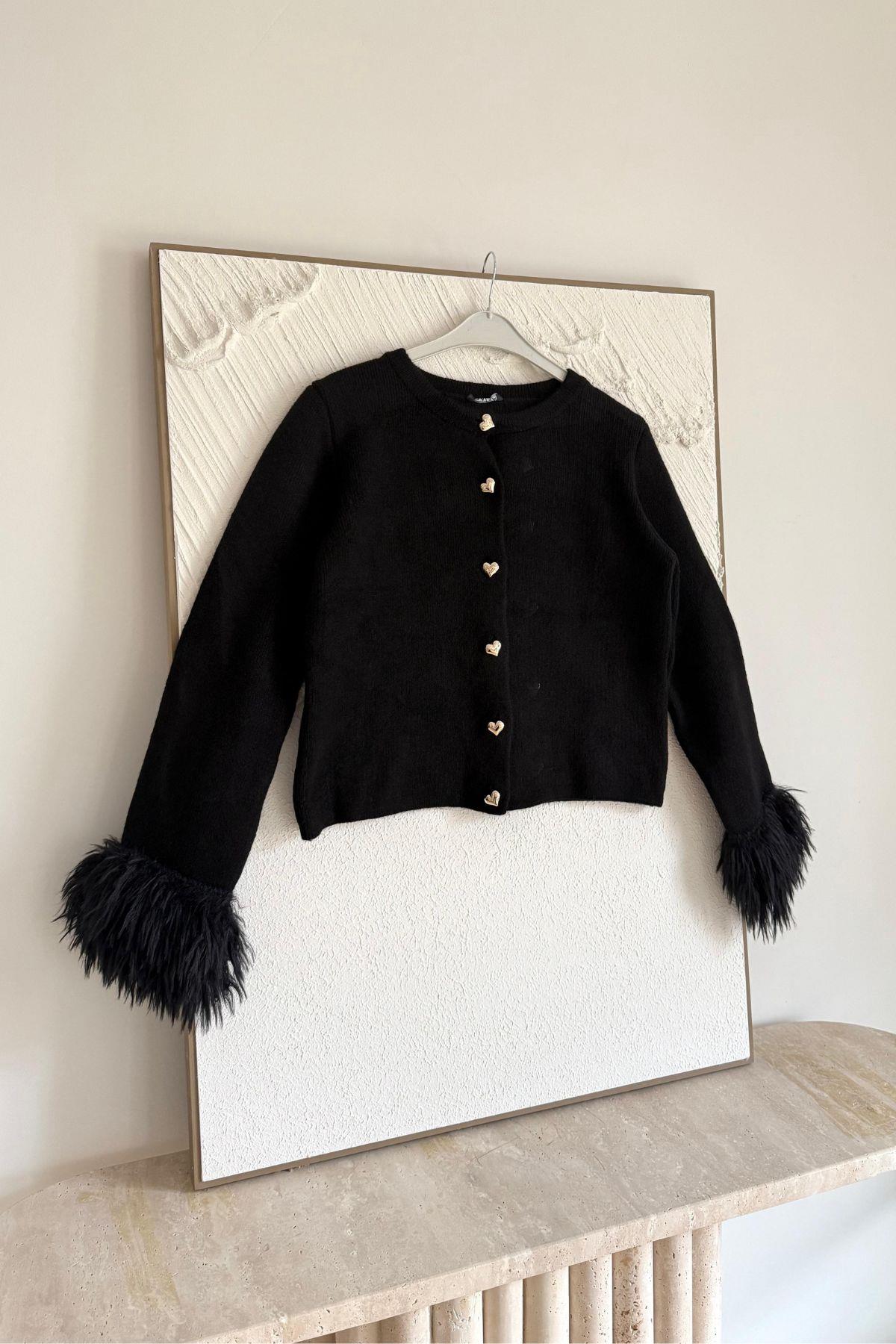 SİYAH KOLU PELUŞ DETAYLI KALP DÜĞMELİ TRİKO HIRKA