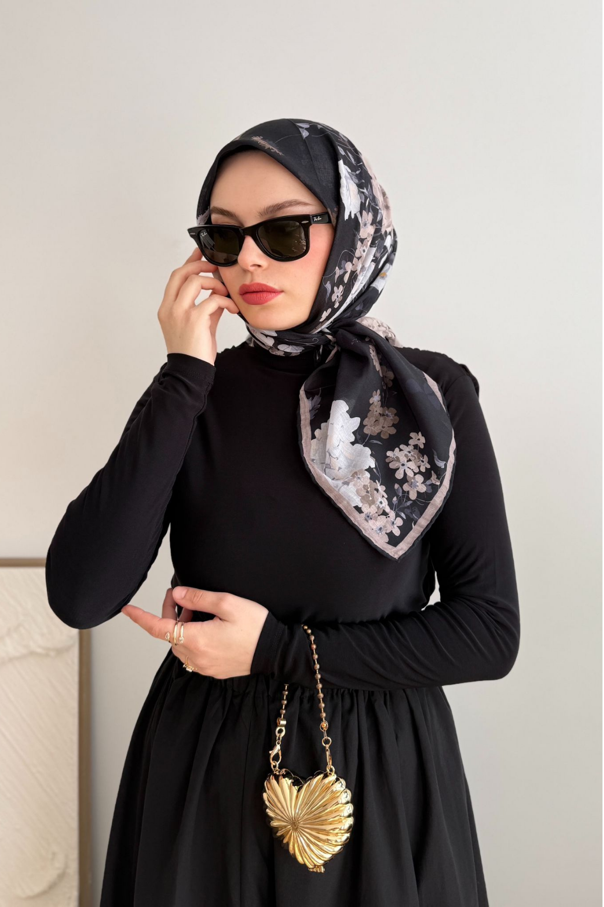 SİYAH ORTANCA ÇİÇEK EŞARP