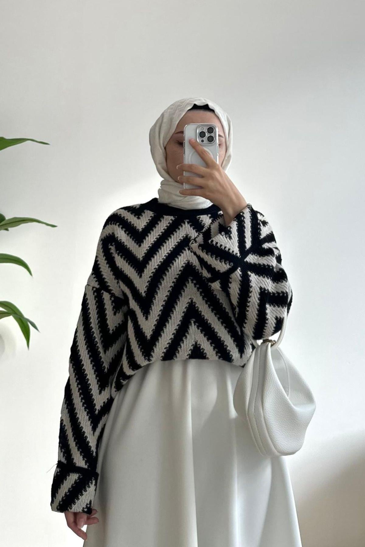 SİYAH ZİKZAKLI TRİKO KAZAK