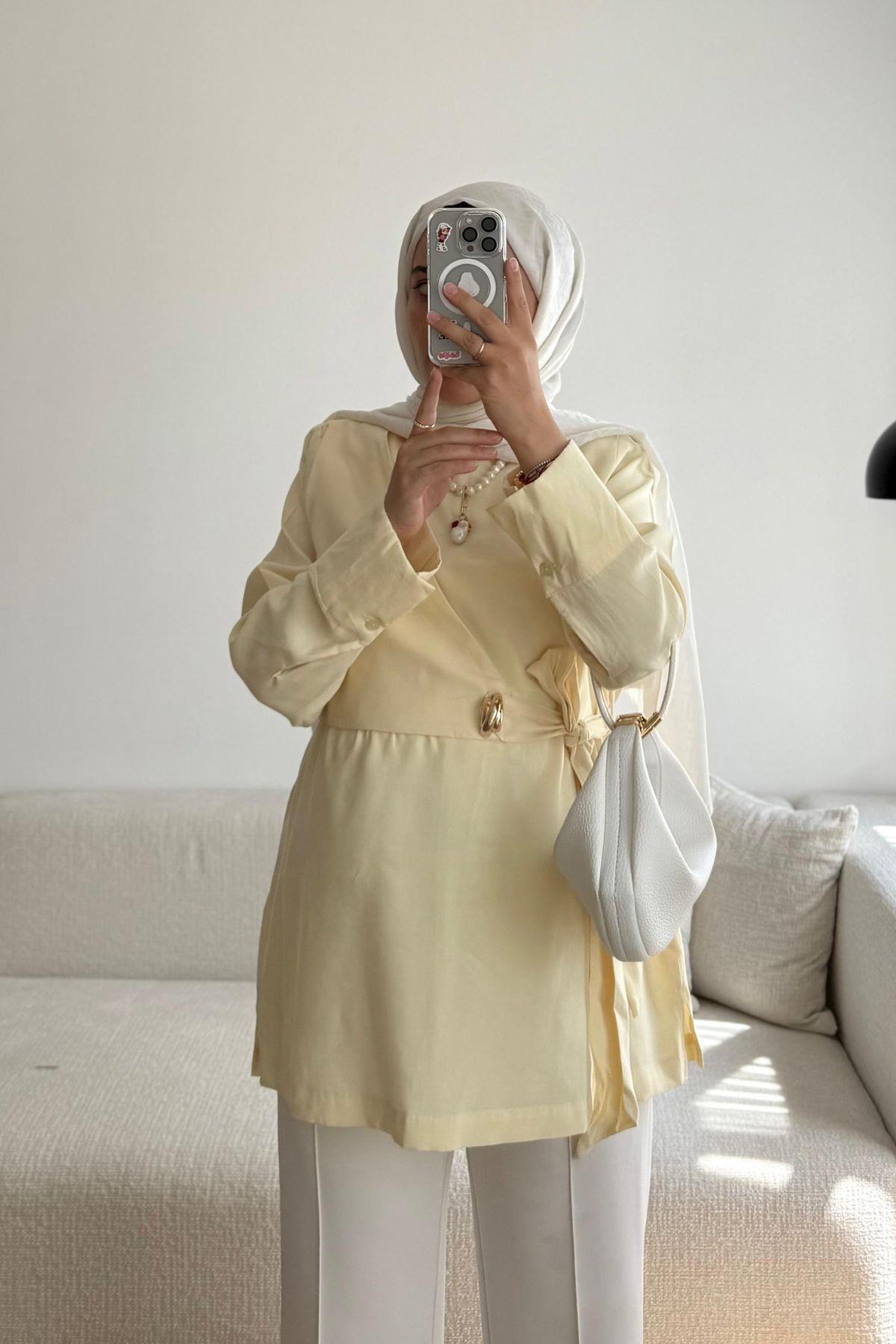 SOFT SARI BROŞ DETAYLI GÖMLEK