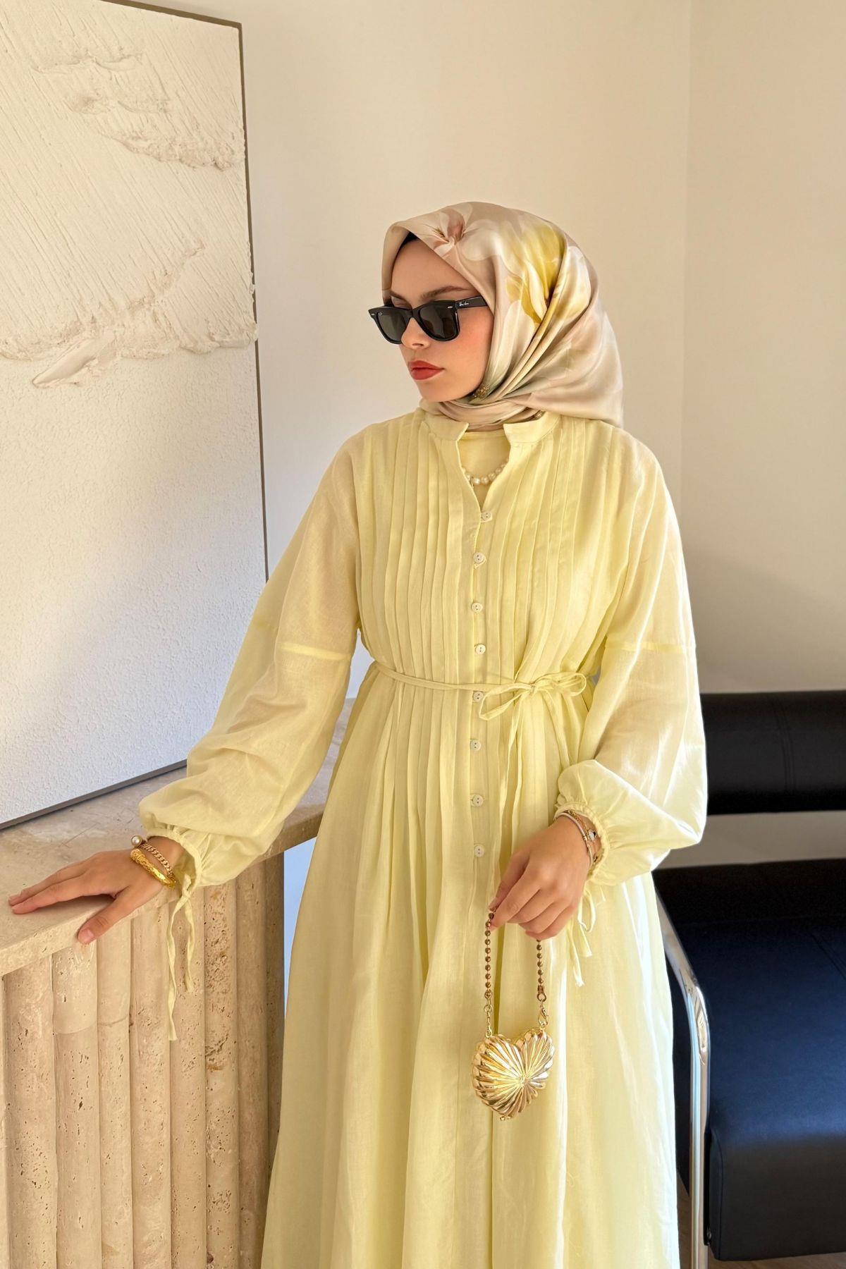 SOFT SARI ÖNÜ PİLE DETAYLI ELBİSE 