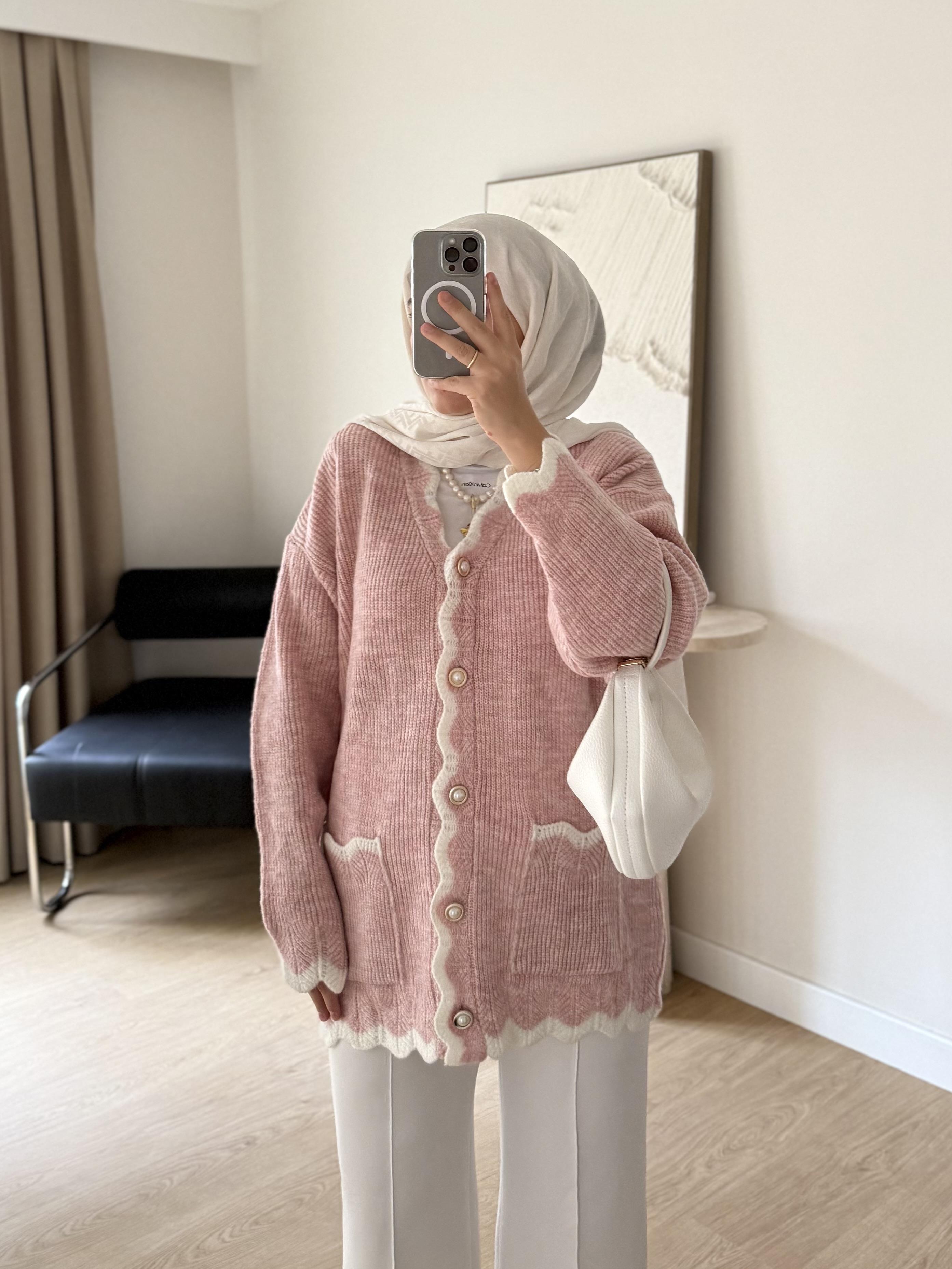 TOZ PEMBE İNCİ DÜĞMELİ TRİKO HIRKA