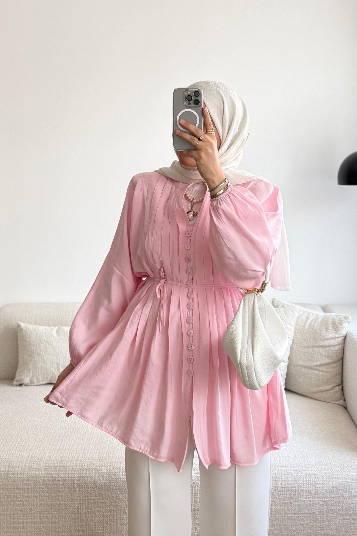 TOZ PEMBE TENSEL ÖNÜ BİYE DETAYLI GÖMLEK