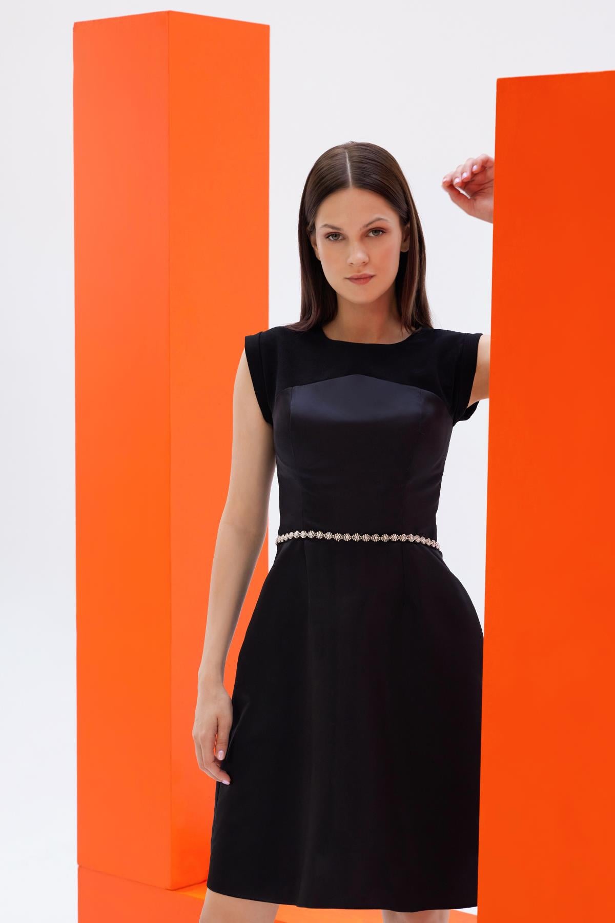 Siyah Roba Detaylı Mini ElbiseJAQAR