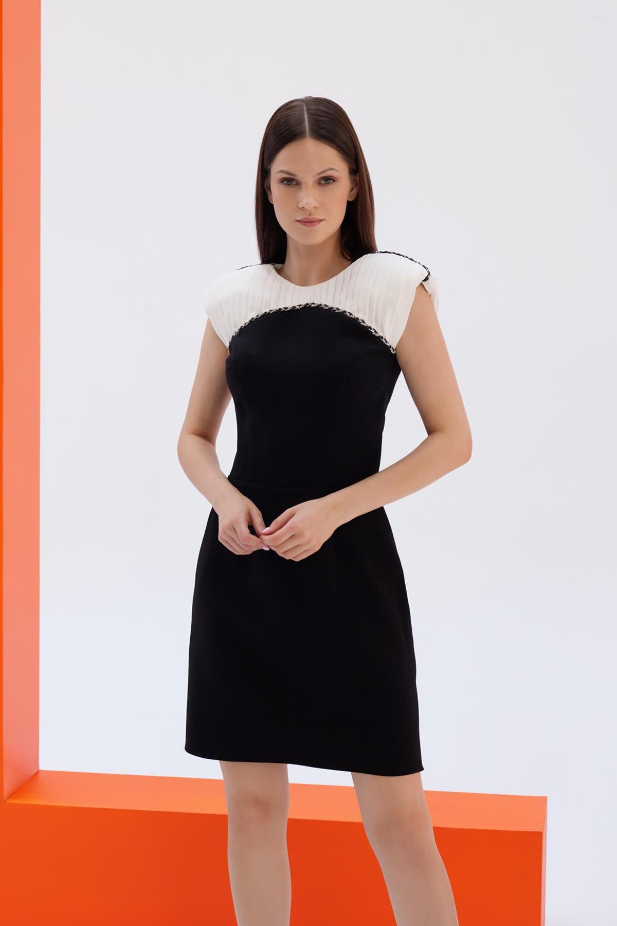 Pilise Detaylı Siyah Mini ElbiseJAQAR