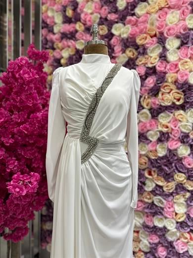 Aksesuar Detaylı Abiye Beyaz