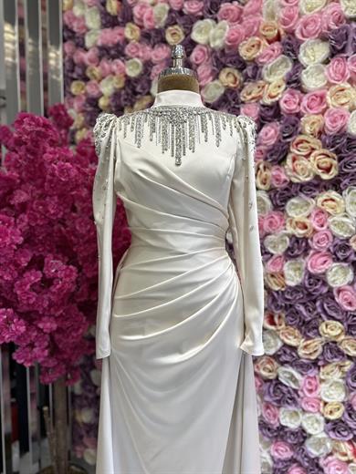 Aksesuar Detaylı Saten Abiye Krem