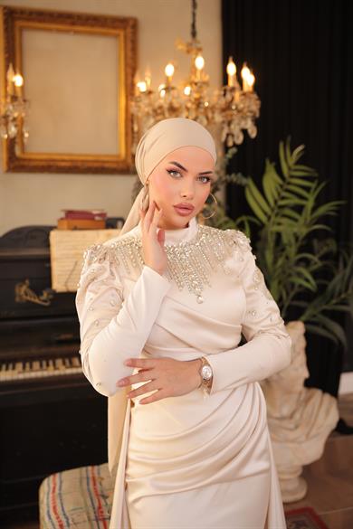 Aksesuar Detaylı Saten Abiye Krem